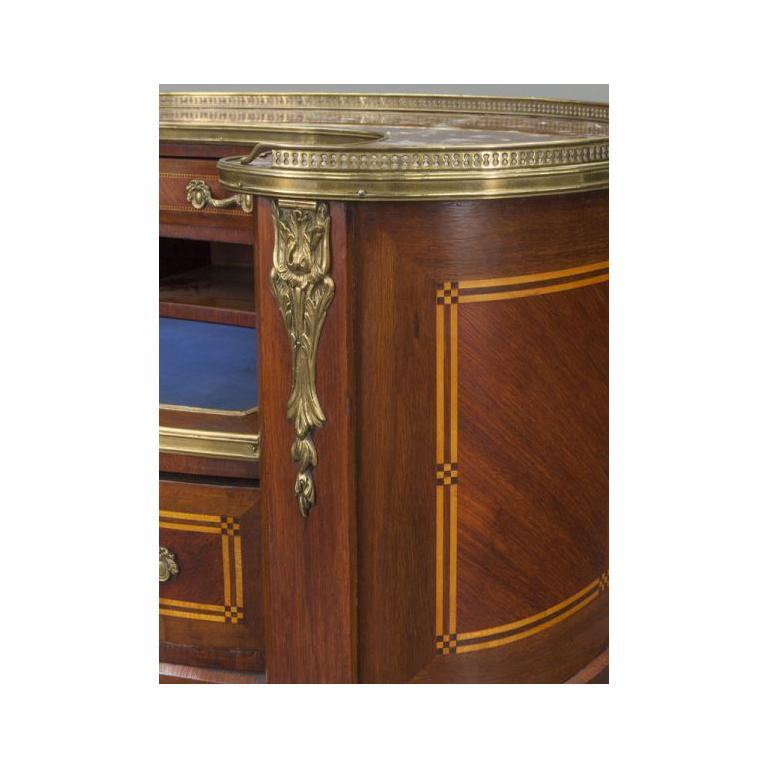 Frühes 20. Jh. Französischer Louis XV-Schreibtisch aus geschnitztem Mahagoni und mit Marmorplatte im Angebot 1