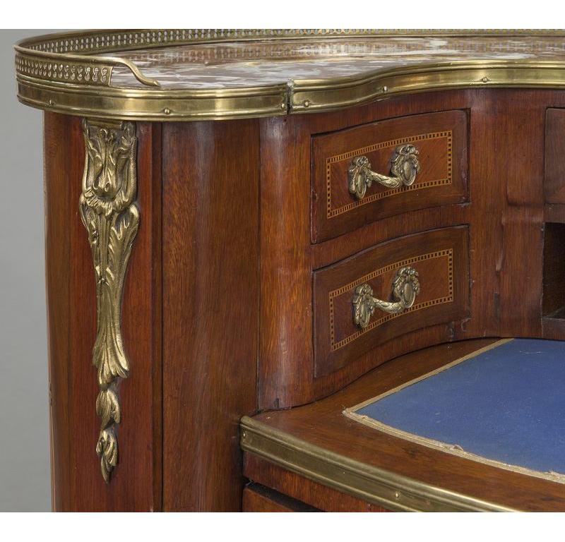 Frühes 20. Jh. Französischer Louis XV-Schreibtisch aus geschnitztem Mahagoni und mit Marmorplatte im Angebot 2