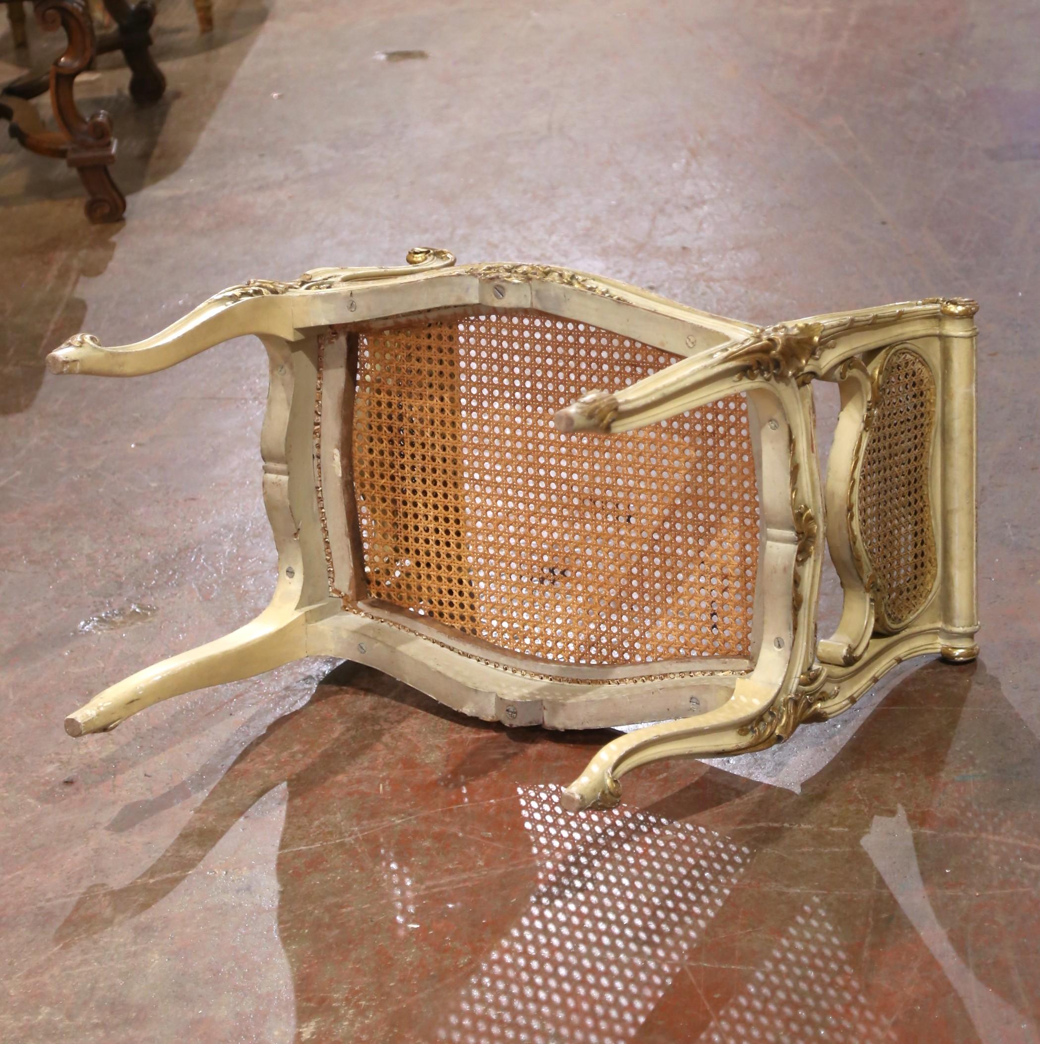 Panca per pianoforte intagliata Louis XV francese dei primi del 20° secolo con accenti dorati e di canna in vendita 2