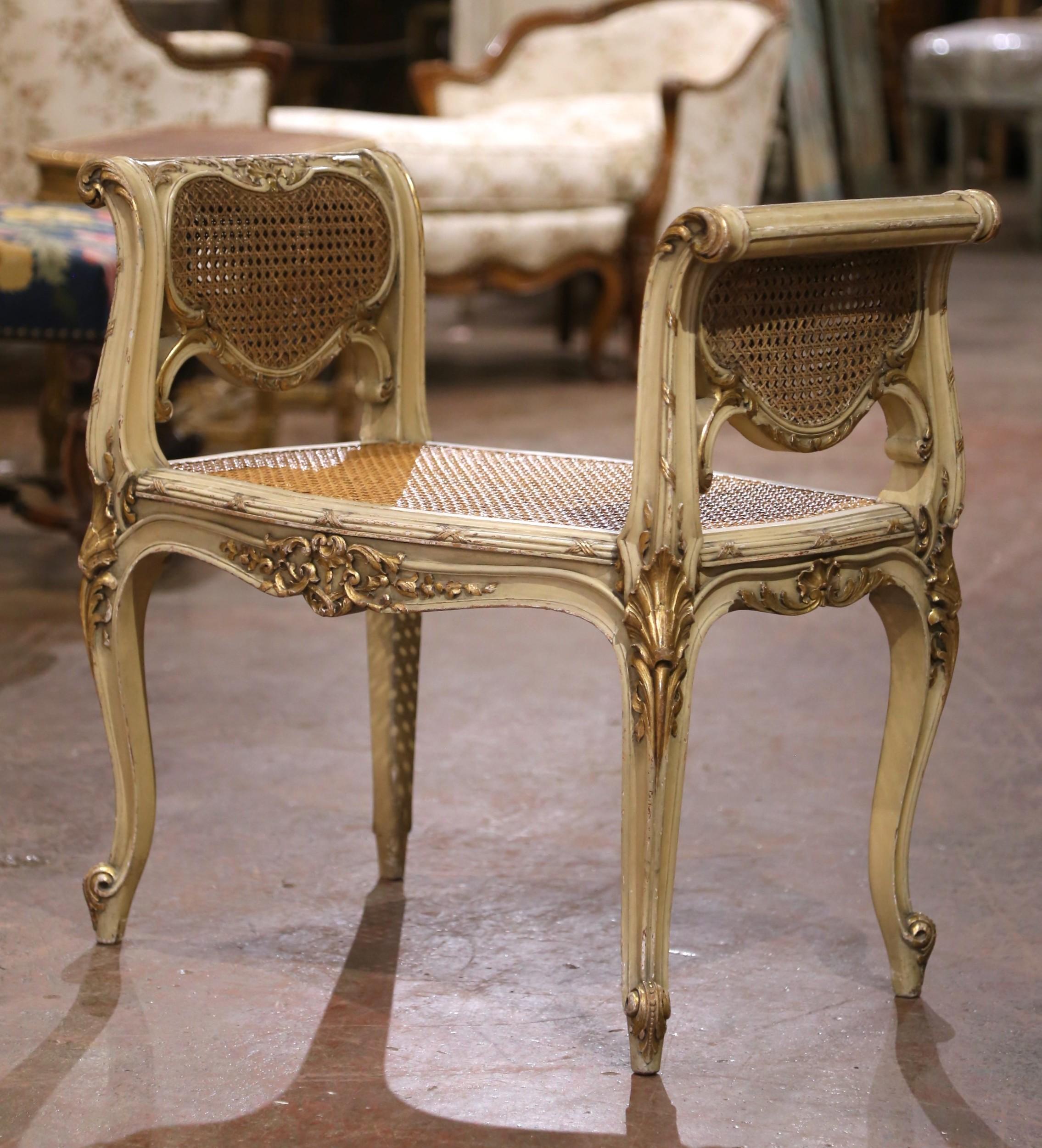 Elegante e finemente dettagliata, questa panca per pianoforte francese dei primi del Novecento è realizzata in stile Luigi XV e mostra le curve aggraziate e gli intagli ornamentali tipici del periodo. La struttura in legno intagliato presenta un