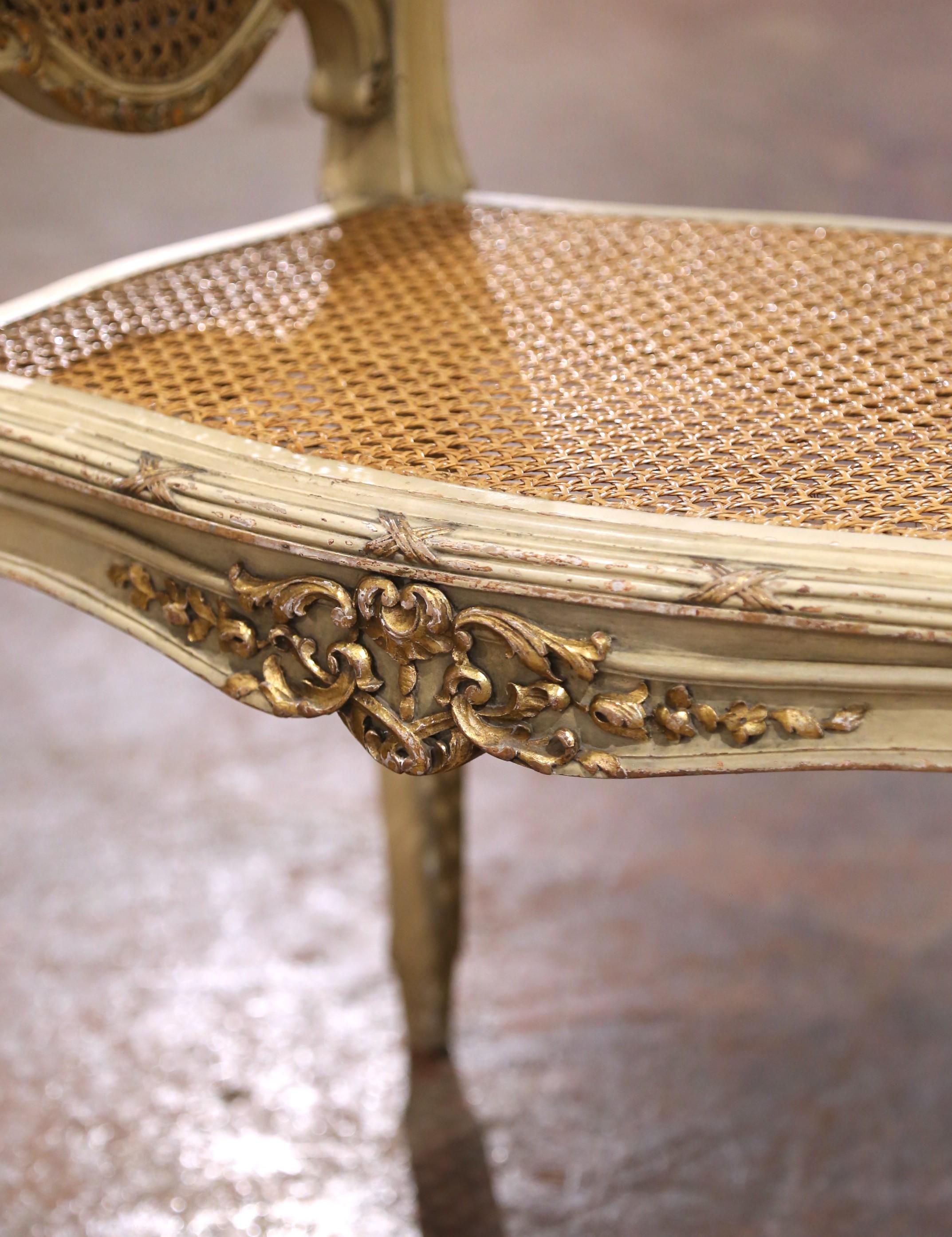 Luigi XV Panca per pianoforte intagliata Louis XV francese dei primi del 20° secolo con accenti dorati e di canna in vendita