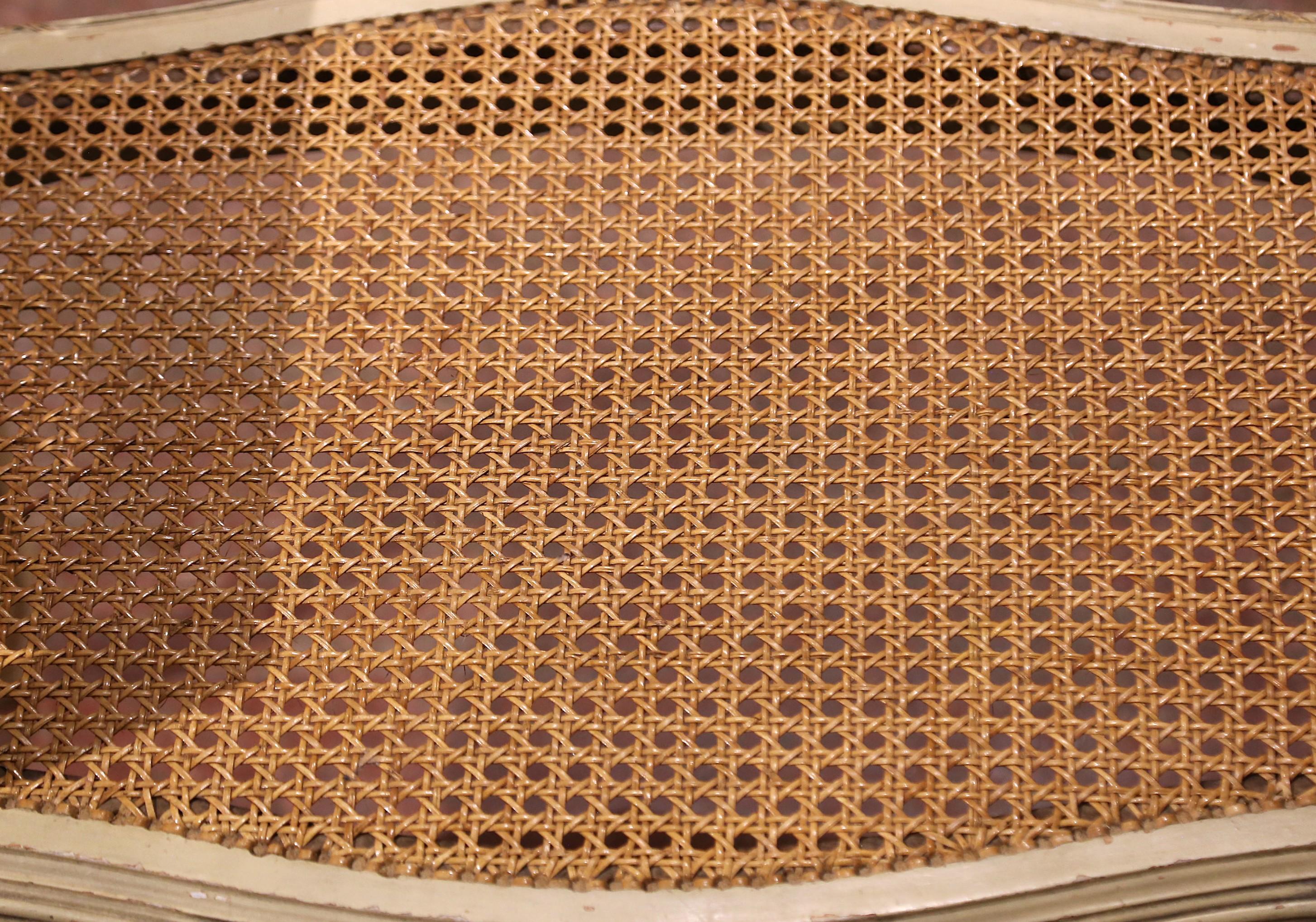 Francese Panca per pianoforte intagliata Louis XV francese dei primi del 20° secolo con accenti dorati e di canna in vendita