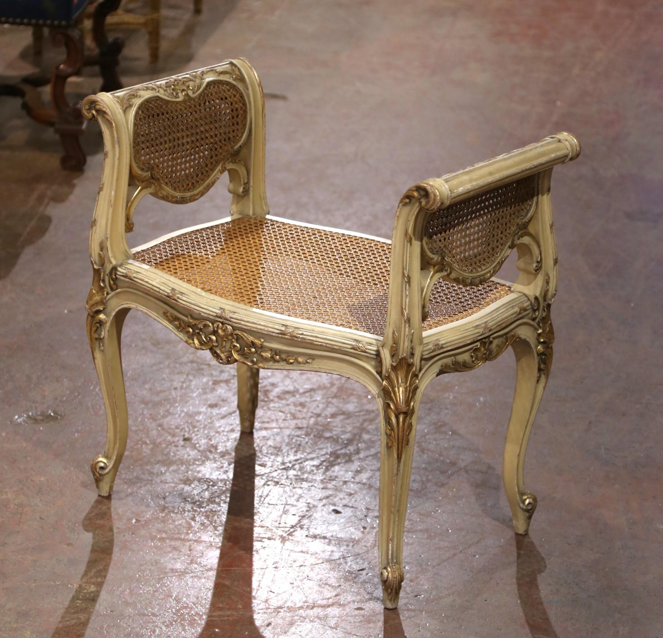 Vimini Panca per pianoforte intagliata Louis XV francese dei primi del 20° secolo con accenti dorati e di canna in vendita