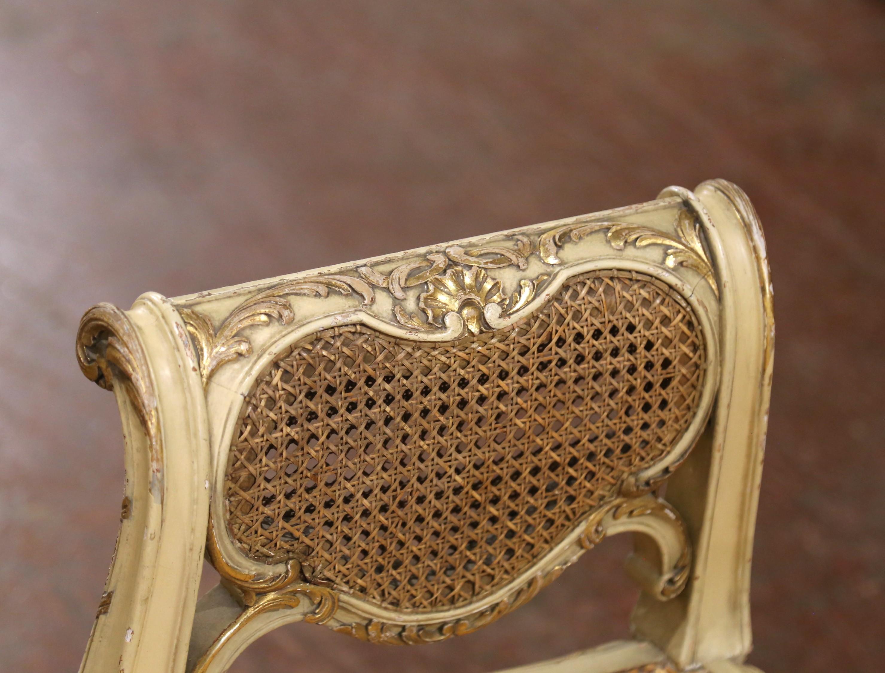 Panca per pianoforte intagliata Louis XV francese dei primi del 20° secolo con accenti dorati e di canna In condizioni ottime in vendita a Dallas, TX