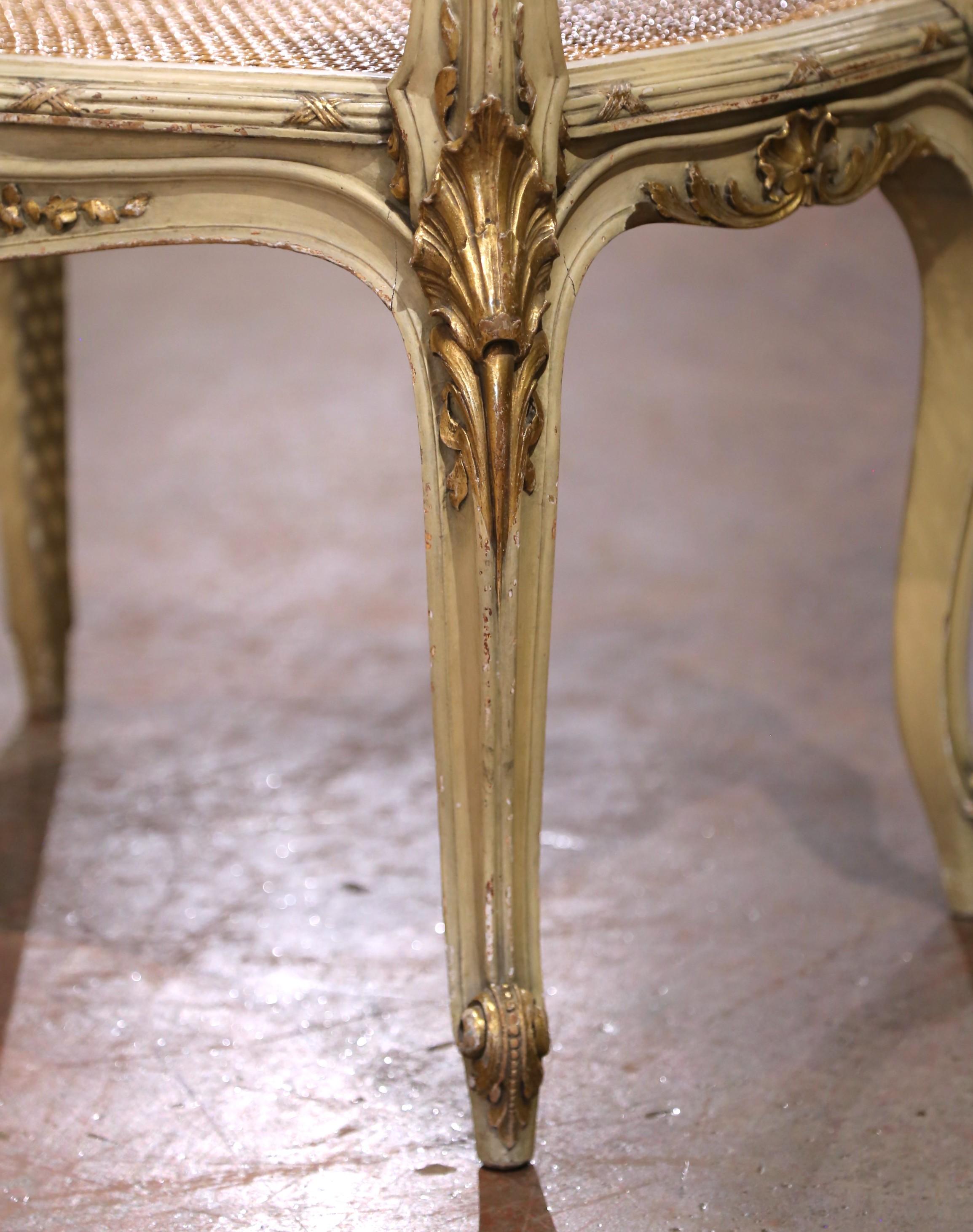 Panca per pianoforte intagliata Louis XV francese dei primi del 20° secolo con accenti dorati e di canna in vendita 1