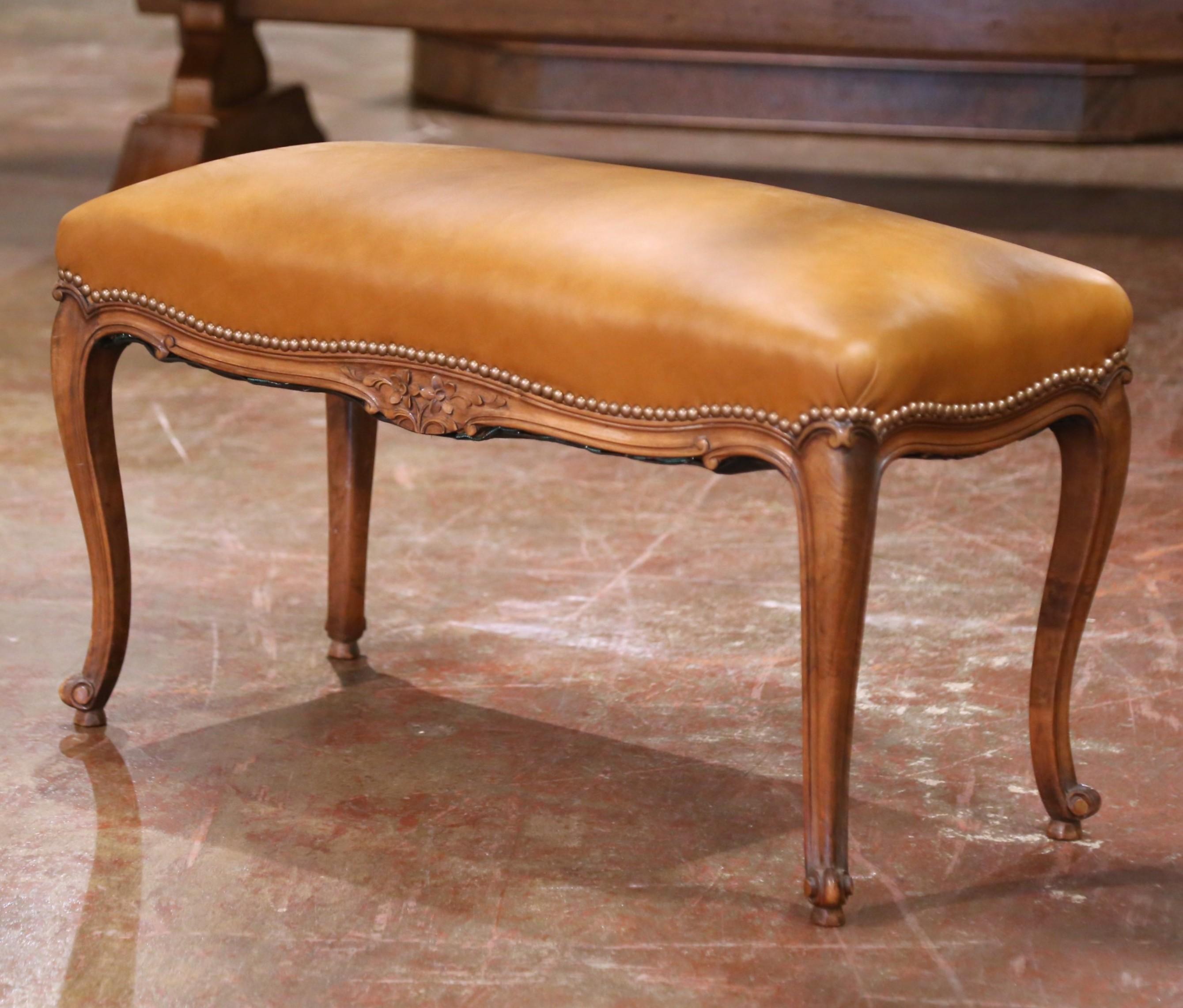 Frühes 20. Jh. Französische Louis XV-Bank aus geschnitztem Nussbaum mit Ledersitz im Zustand „Hervorragend“ im Angebot in Dallas, TX