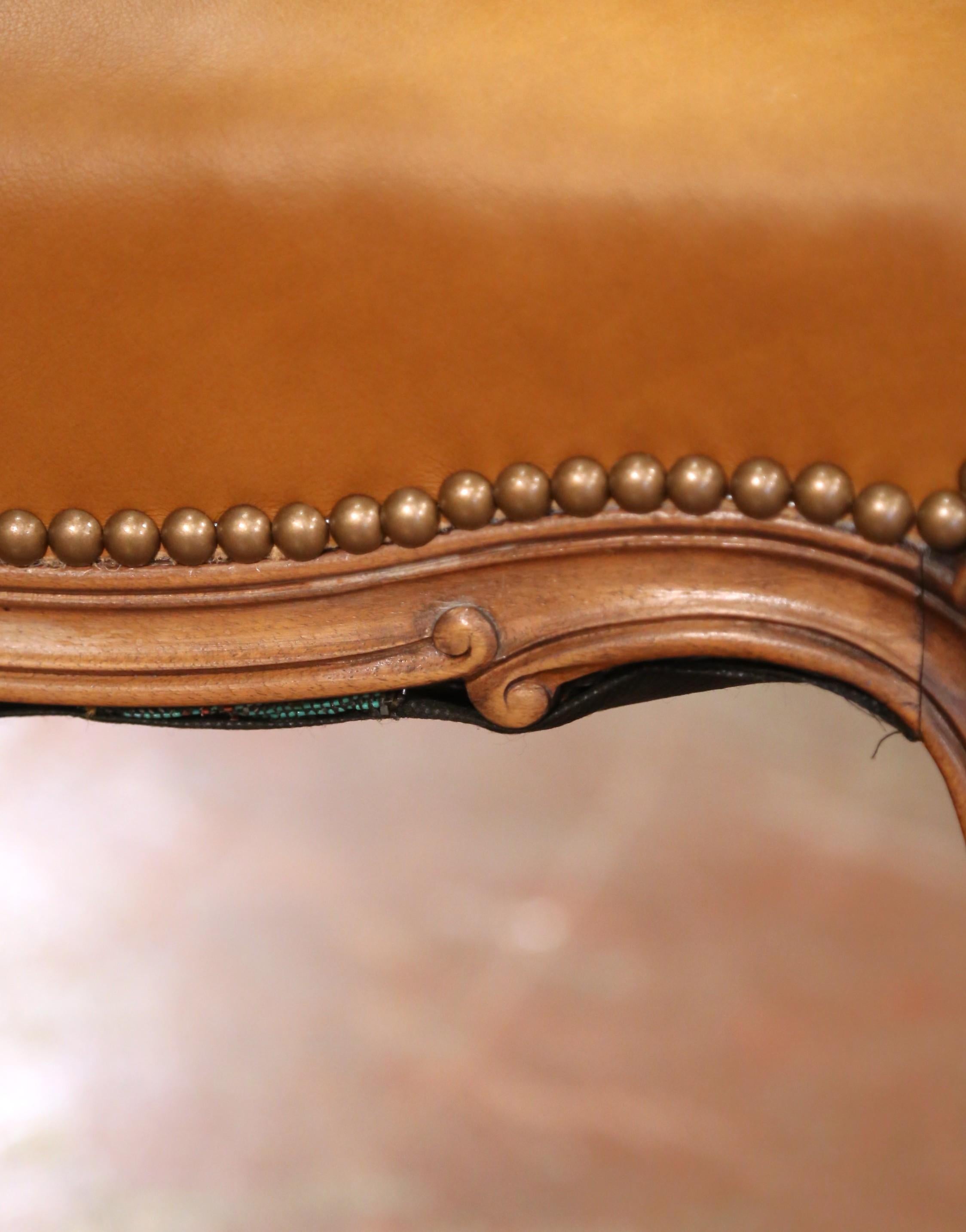 Frühes 20. Jh. Französische Louis XV-Bank aus geschnitztem Nussbaum mit Ledersitz im Angebot 1