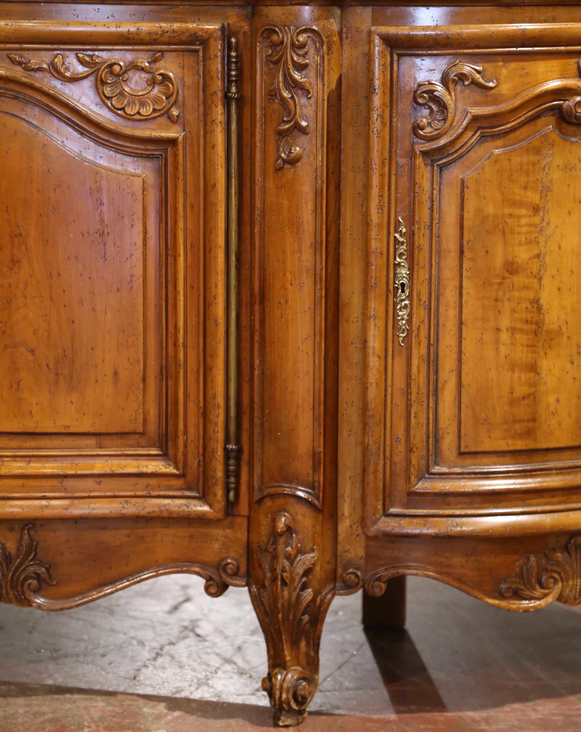 Sculpté à la main A.I.C. Early 20th C. French Louis XV Marble Top Carved Walnut Four-Door Buffet Enfilade en vente