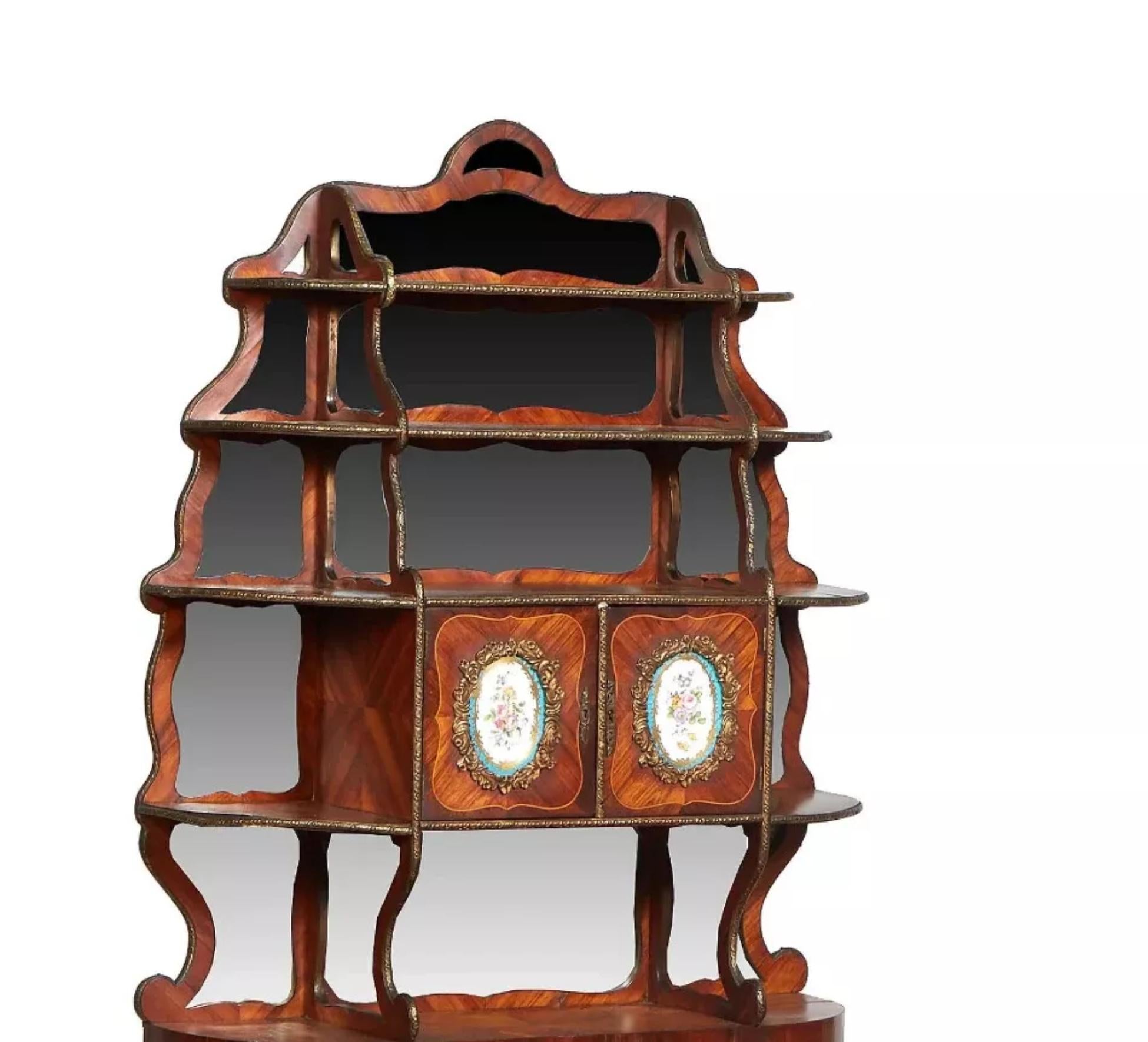 Segreteria in stile Luigi XV, intarsiata, montata a ormeggio, in legno di Re, primi anni del XX secolo!

Splendida segretaria, stile Luigi XV francese con intarsio e ormeggio, legno di Re, inizio 20° secolo!!!

Questa splendida scrivania antica è
