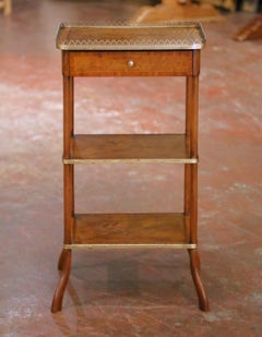 Début du 20e C. Étagère française de style Louis XVI en noyer avec dessus et galerie marquetés