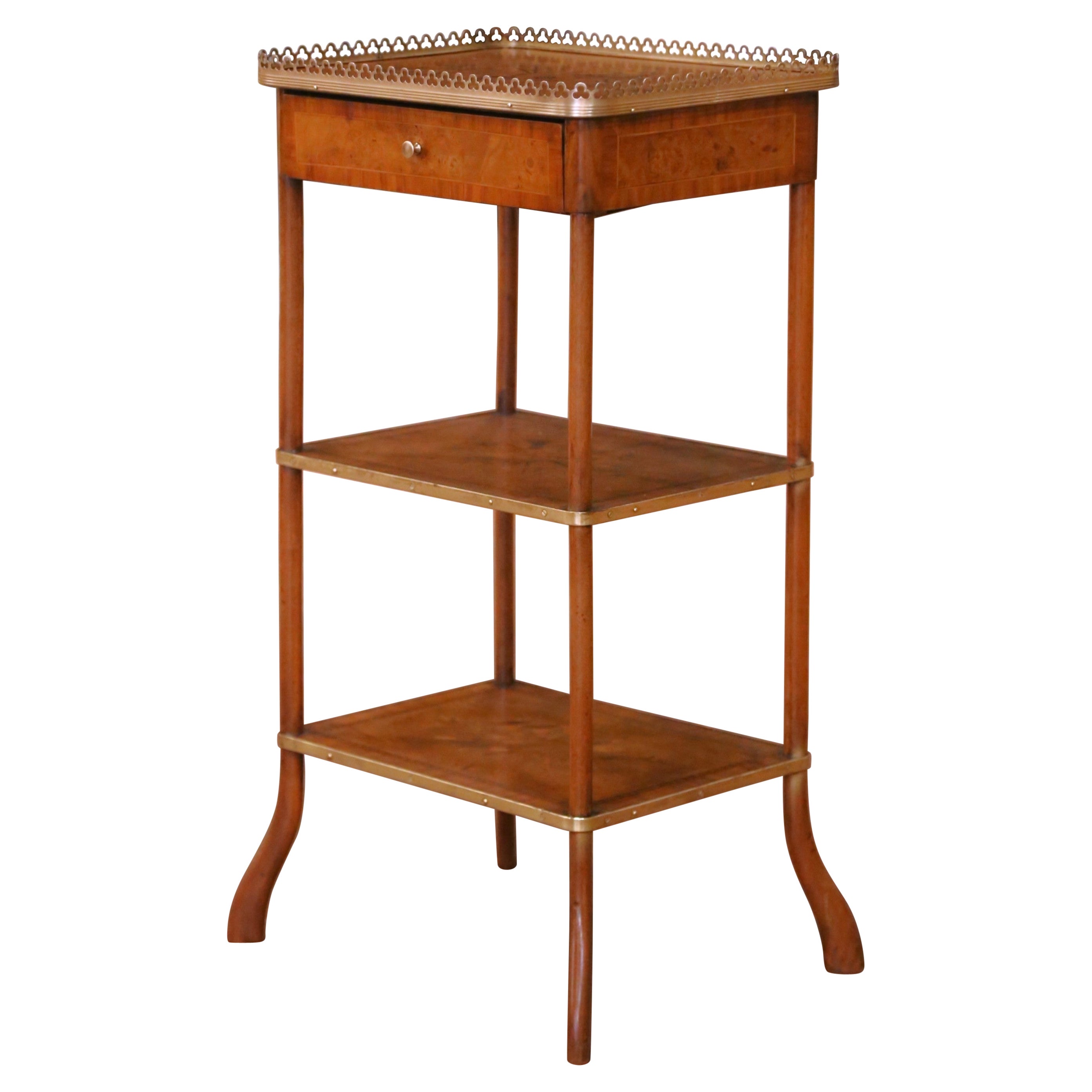 Frühes 20. Jh. Französische Nussbaum-Etagere im Louis-XVI-Stil mit eingelegter Platte und Galerie