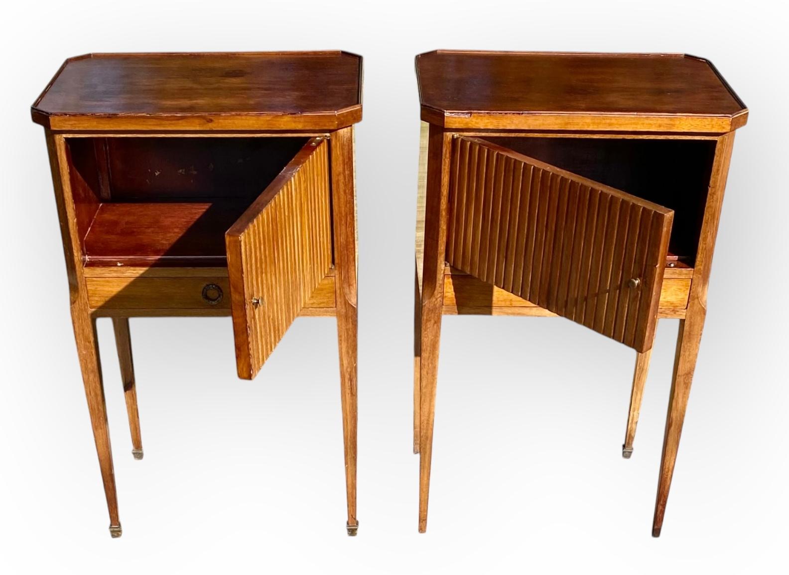 Dieses Paar ist ein französischer Nachttisch des frühen 20. Jahrhunderts mit einer Schublade und unechten Tambour-Türschränken. Die Holzplatten sind mit einer Perlenleiste versehen. Das Holz ist Mahagoni und Nussbaum. 