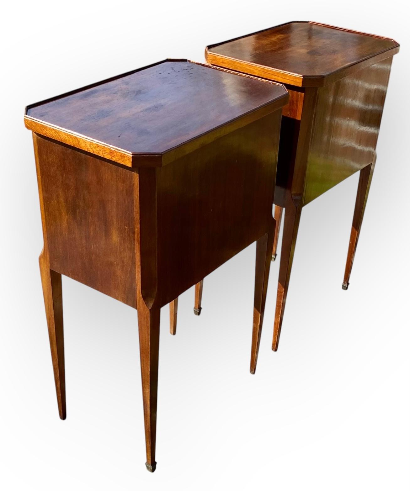 Anfang 20. Jh. French Beaded WoodTop Stand With Drawer & Faux Book Lined Cabinet (Louis XVI.) im Angebot