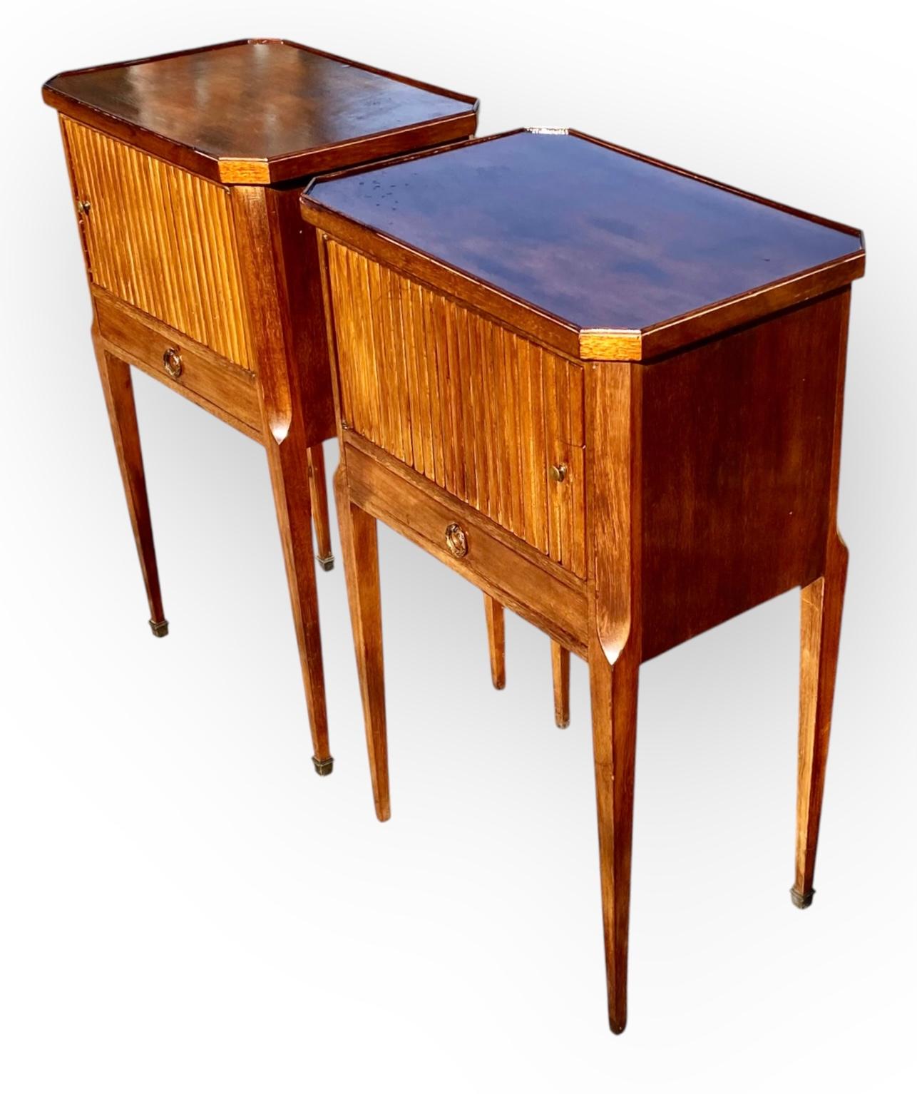 Anfang 20. Jh. French Beaded WoodTop Stand With Drawer & Faux Book Lined Cabinet (Französisch) im Angebot