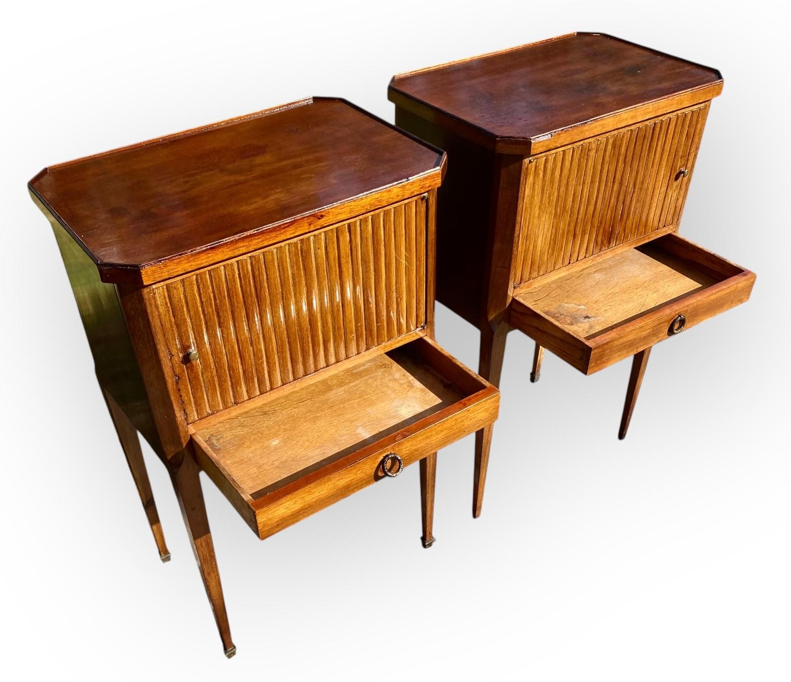 Anfang 20. Jh. French Beaded WoodTop Stand With Drawer & Faux Book Lined Cabinet (Holzarbeit) im Angebot