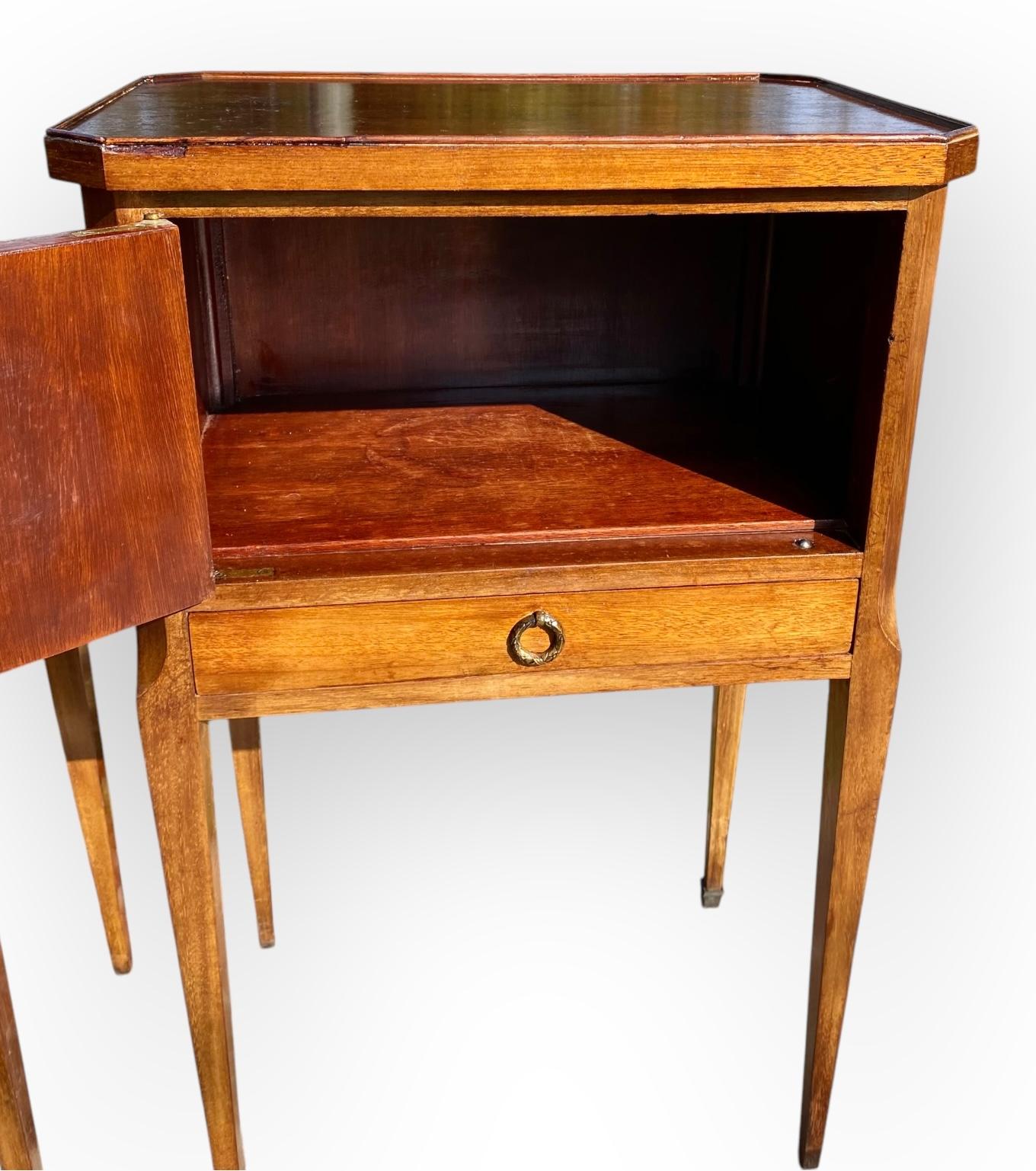 Anfang 20. Jh. French Beaded WoodTop Stand With Drawer & Faux Book Lined Cabinet im Zustand „Gut“ im Angebot in New Orleans, LA
