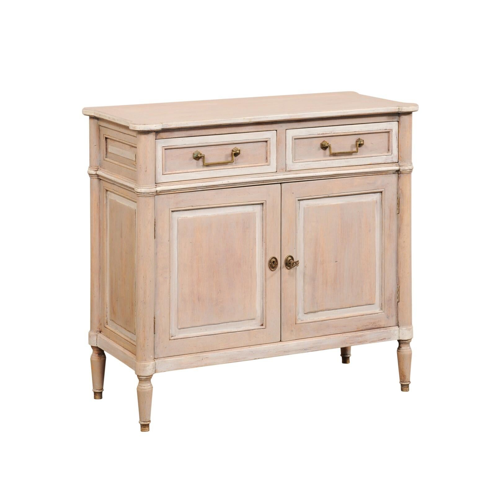 Un mobile da buffet francese in legno intagliato e dipinto di dimensioni ridotte risalente agli inizi del XX secolo. Questo mobile antico proveniente dalla Francia, progettato con influenze neoclassiche, ha un piano di forma rettangolare con angoli