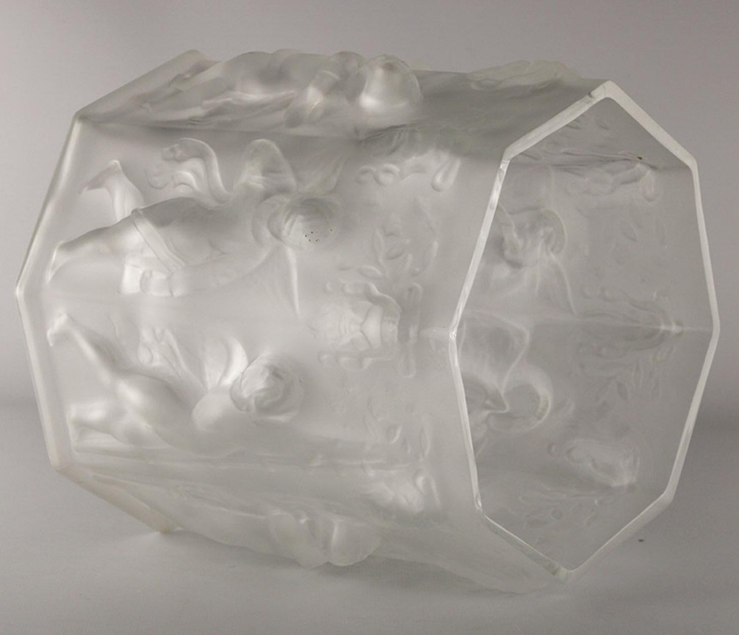 Dépoli Centre de table octogonal français du début du 20e siècle en verre dépoli avec chérubins en vente