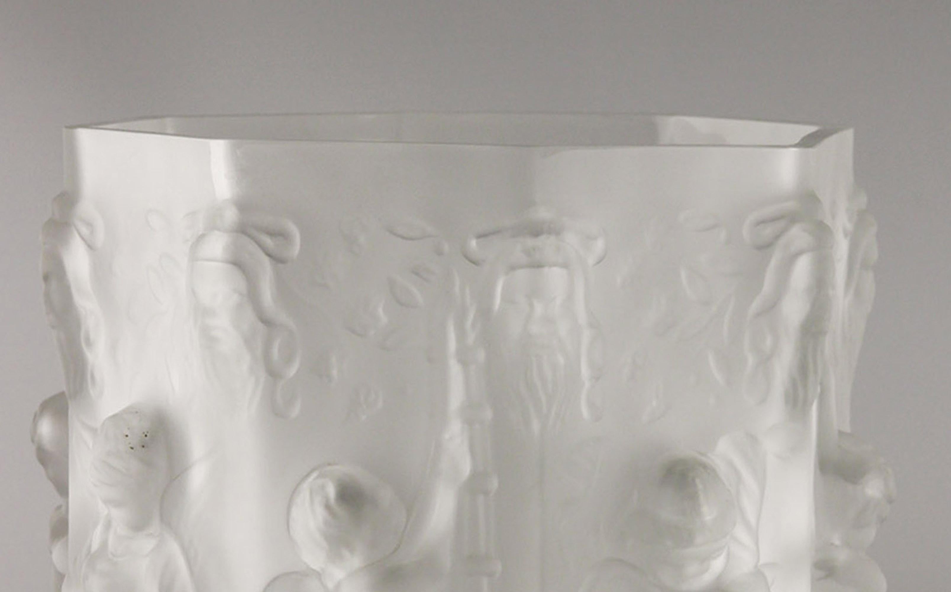 Art nouveau Centre de table octogonal français du début du 20e siècle en verre dépoli avec chérubins en vente