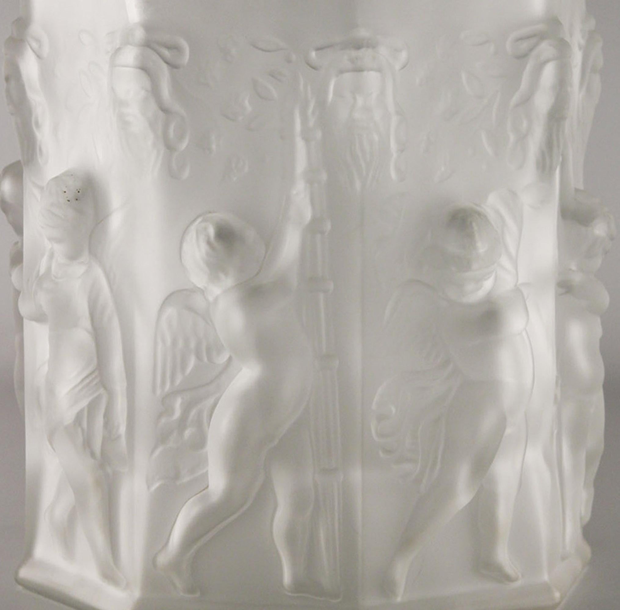 Verre Centre de table octogonal français du début du 20e siècle en verre dépoli avec chérubins en vente