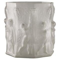 Anfang 20. Jh. Französische achteckige Vase aus Milchglas mit Putten als Tafelaufsatz