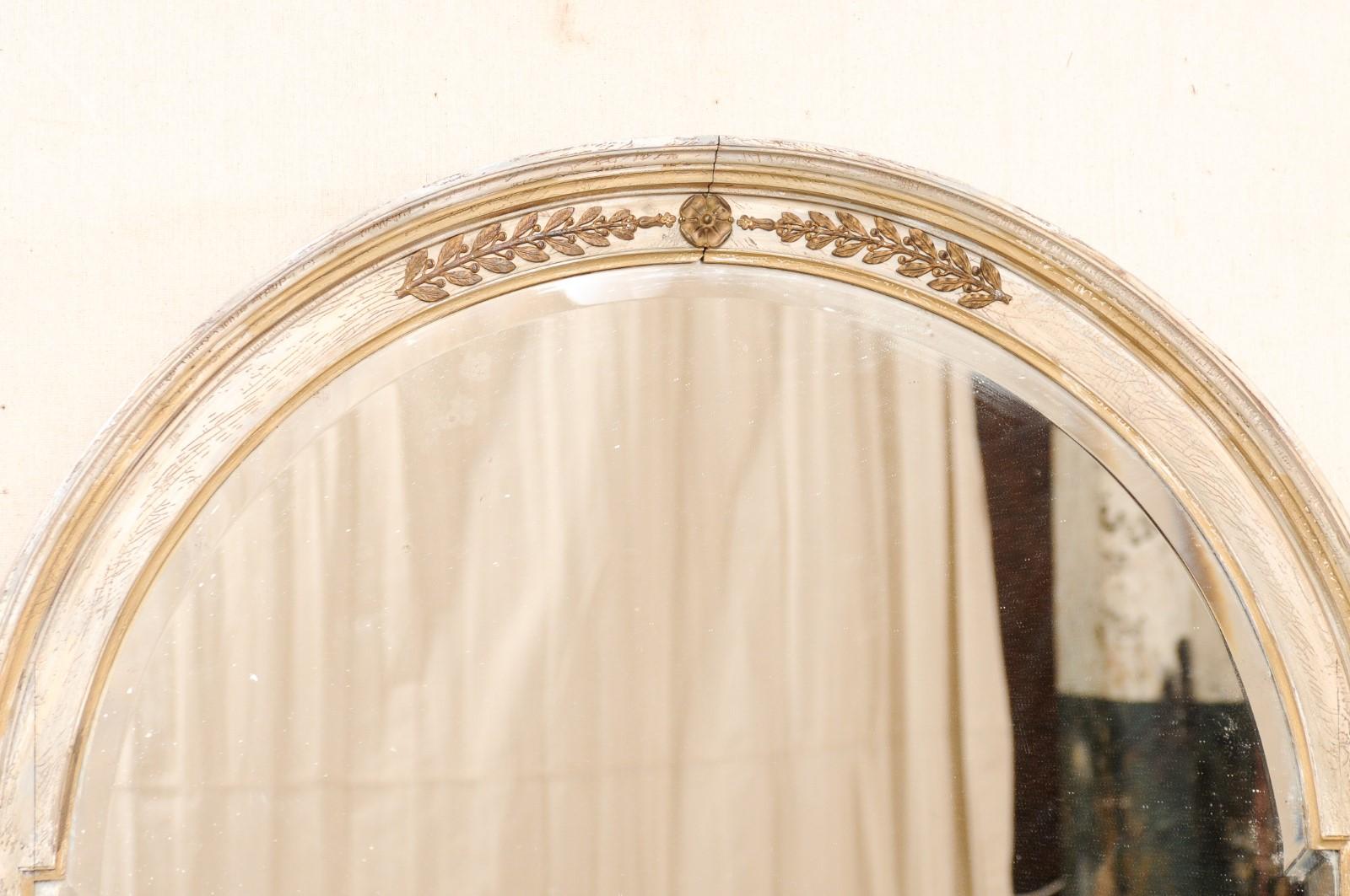 20ième siècle Miroir français en bois peint du début du 20e siècle, arqué avec des côtés à colonnes (3,5 pieds de haut) en vente