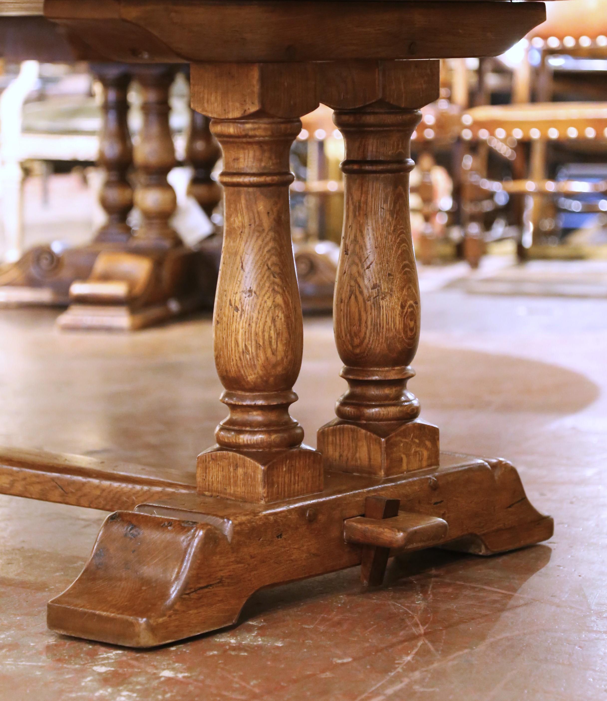 Early 20th C. French Provincial Oak Farmhouse Table on Turned Baluster Supports en Excelente estado para la venta en Dallas, TX