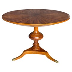 Anfang des 20. Jh. Runder Ahorn- und Nussbaumtisch im französischen Regency-Stil mit Sunburst-Intarsien