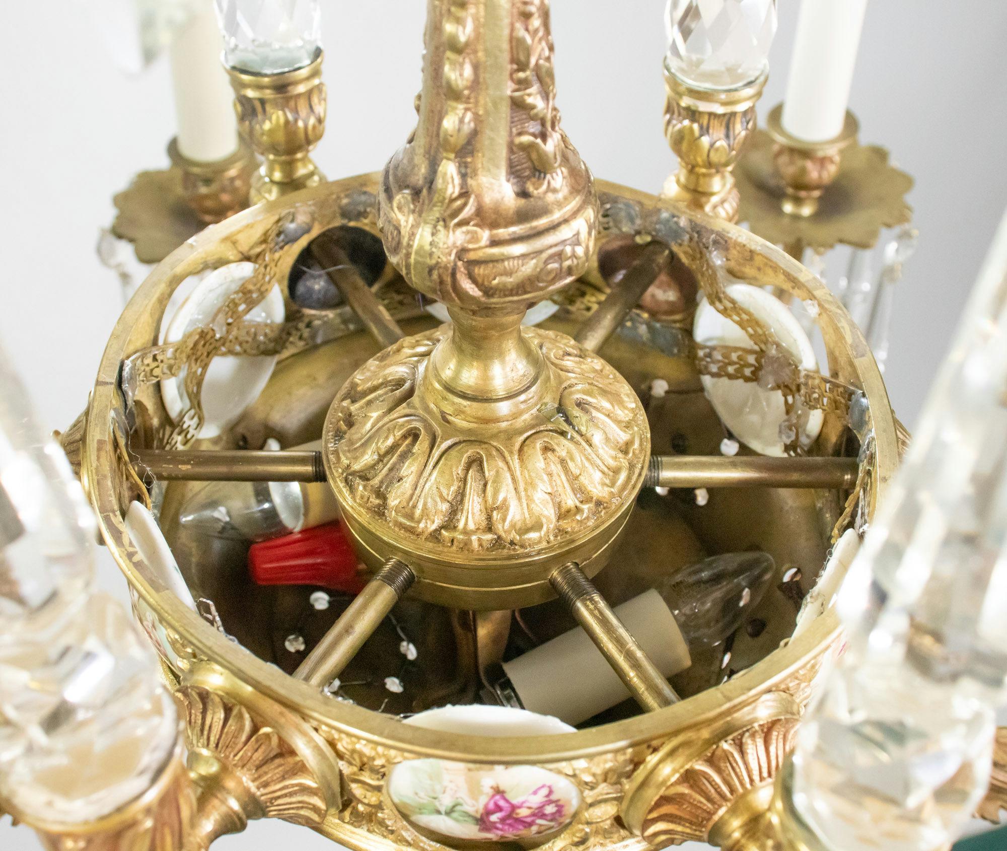 Français A.I.C. Revive Rococo français 6 bras de lumière en bronze doré et cristal. en vente
