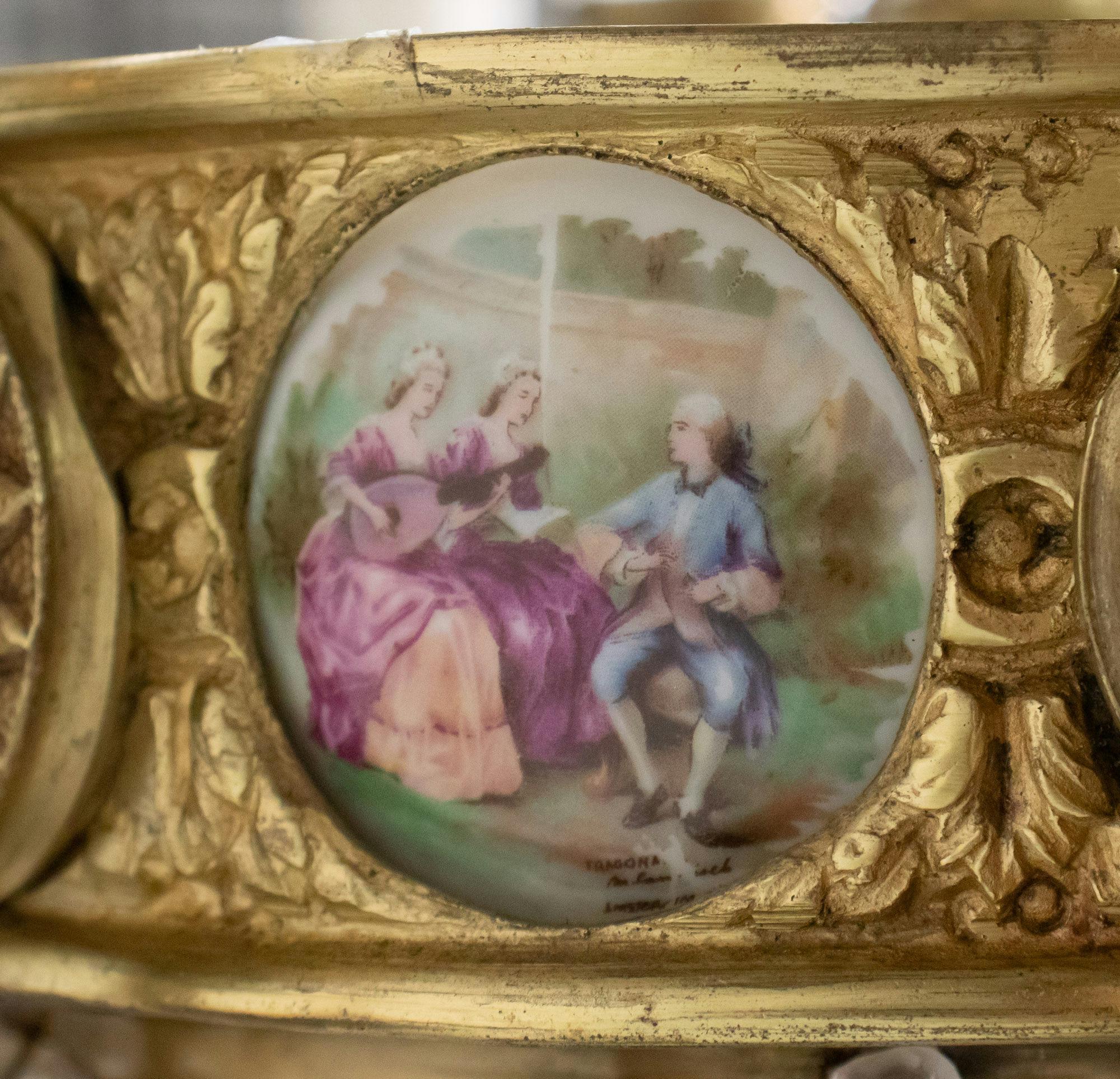 20ième siècle A.I.C. Revive Rococo français 6 bras de lumière en bronze doré et cristal. en vente