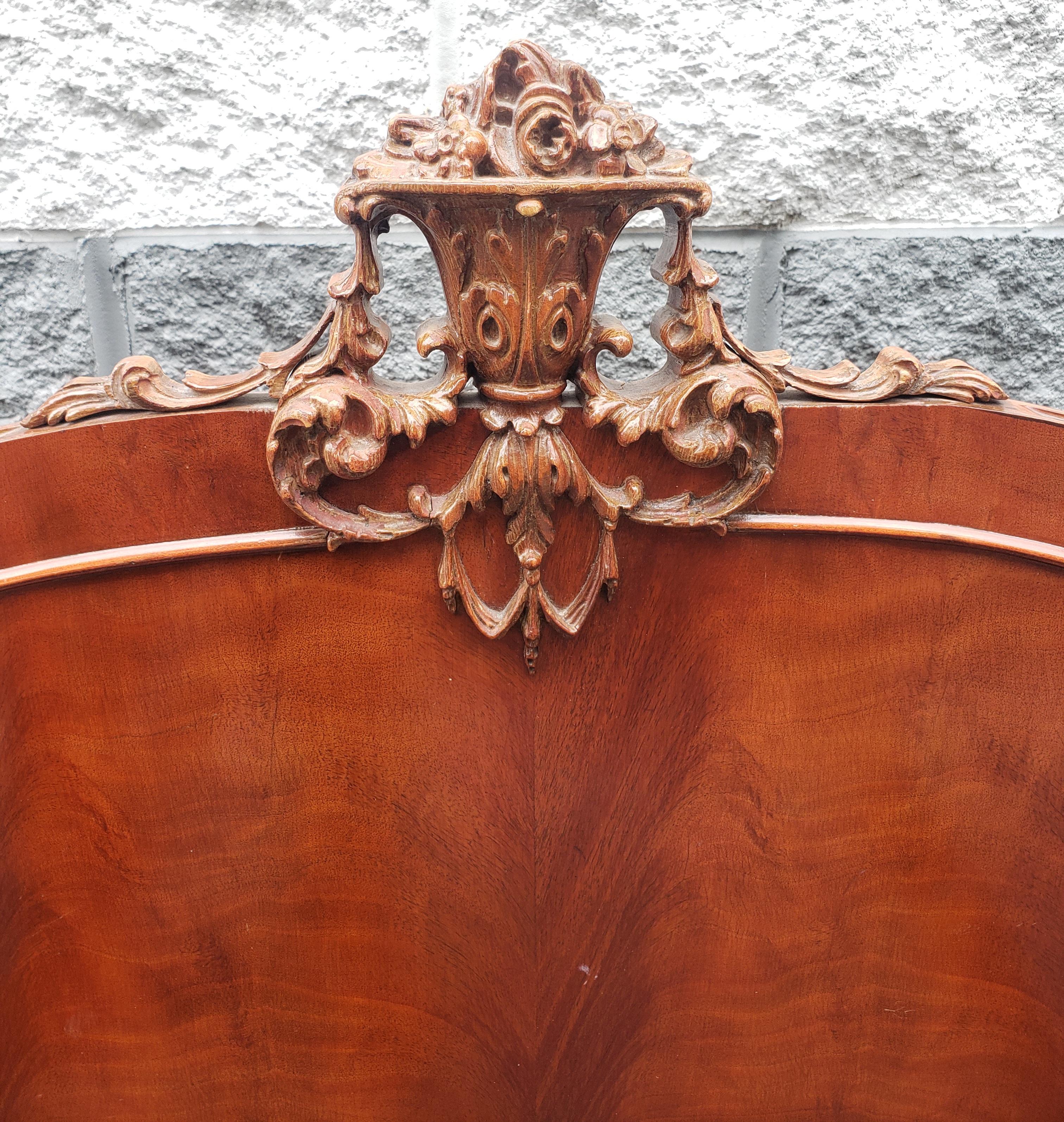 Early 20th C. George III Style Carved Crest and Flame Mahogany Twin Bed In Good Condition For Sale In Germantown, MD