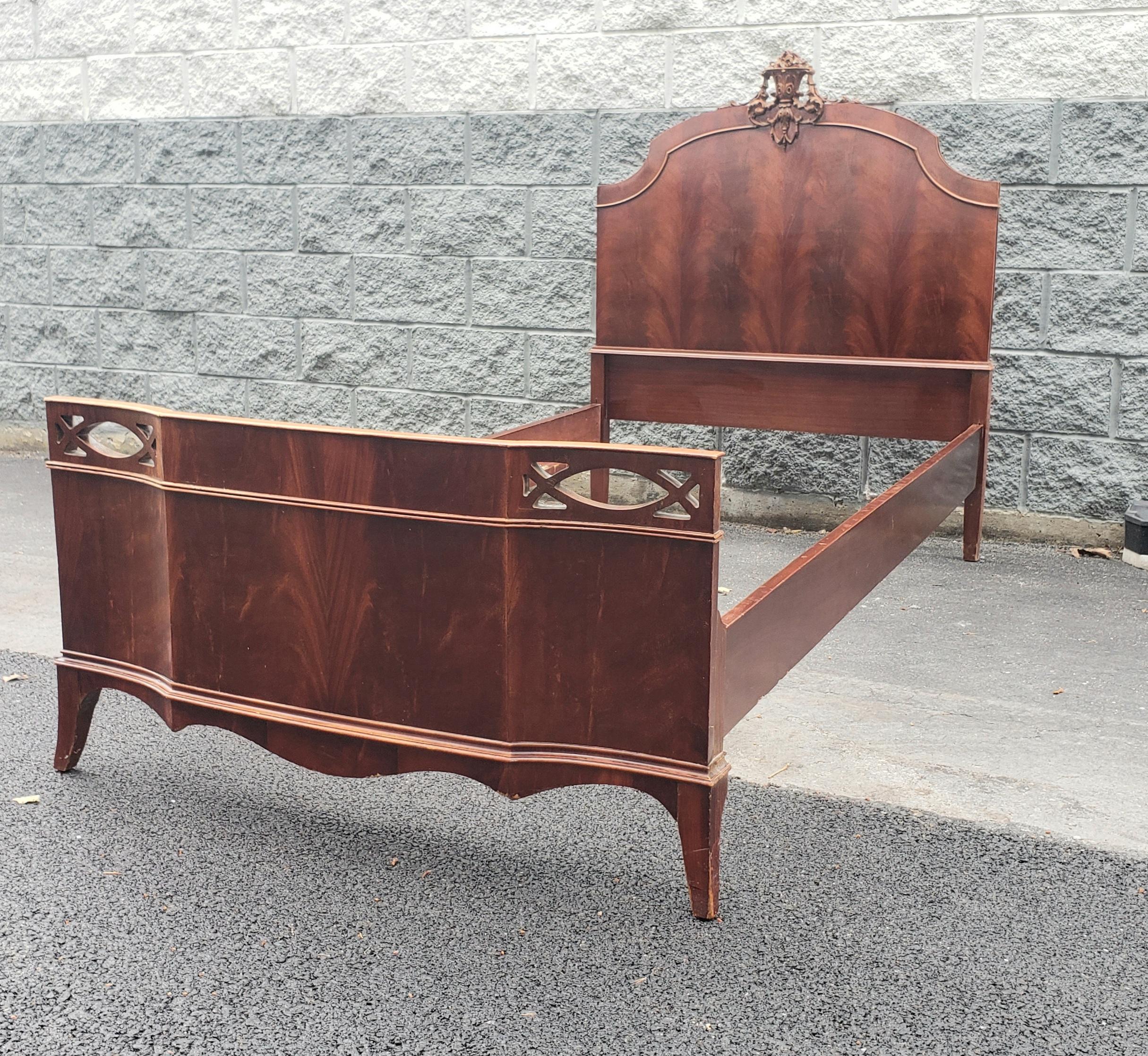 Early 20th C. George III Style Carved Crest and Flame Mahogany Twin Bed For Sale 1