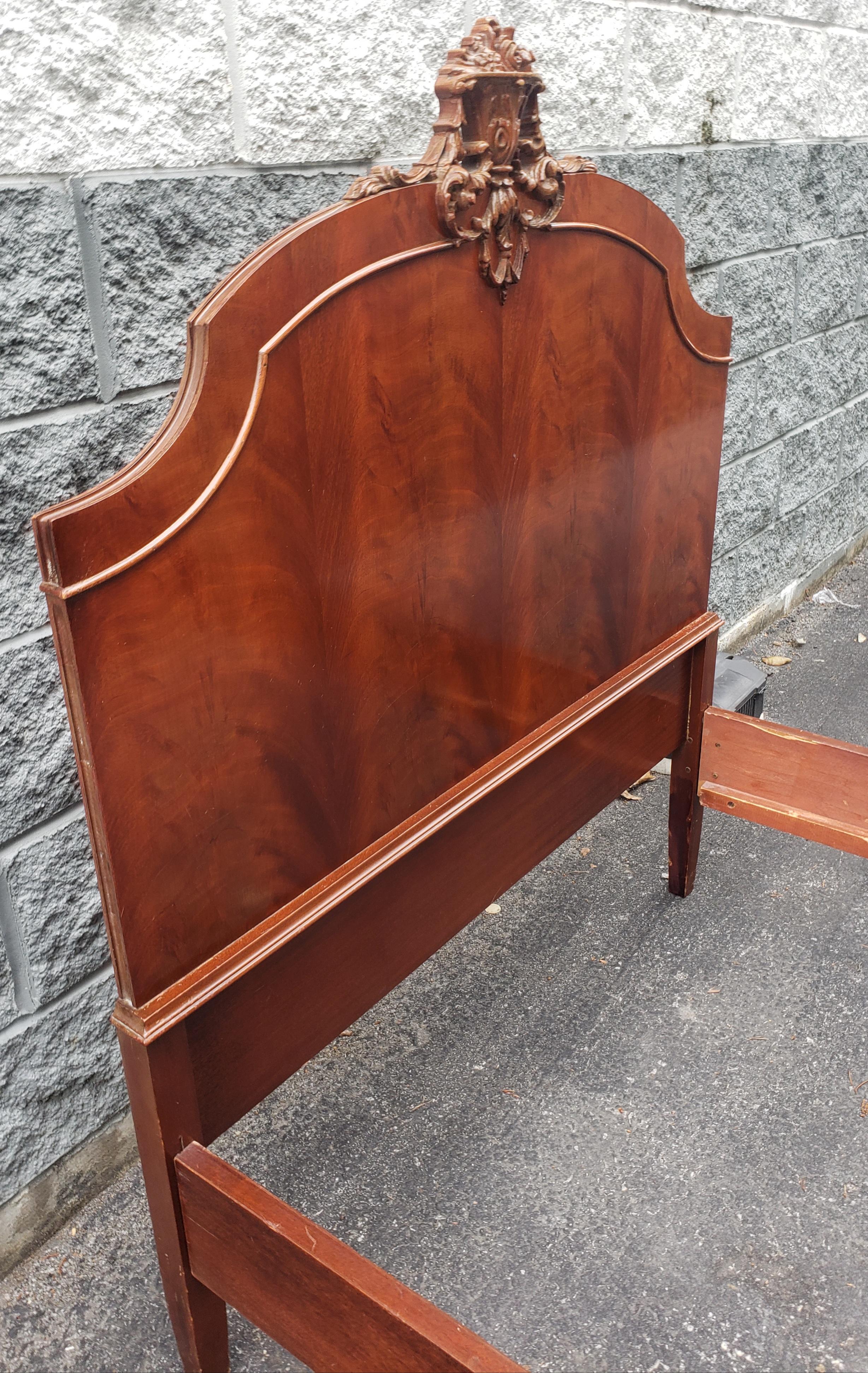 Early 20th C. George III Style Carved Crest and Flame Mahogany Twin Bed For Sale 2
