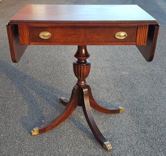 Early 20th C. George III Walnut Pedestal Drop-Leaf Table Sofa, Refinished (table de canapé à piédestal en noyer)