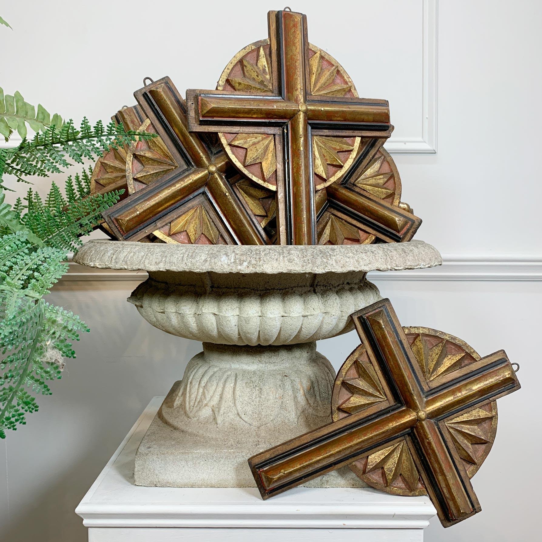 Satz mit 11 Kreuzen
Hölzerne Church's-Kreuze aus dem 20. Jahrhundert 

Diese aus Holz handgefertigten Kirchenkreuze stammen aus den Jahren 1900-1920. Sie sind mit einem sanften Rot und einer Goldauflage verziert. Sie haben alle kleine hängende
