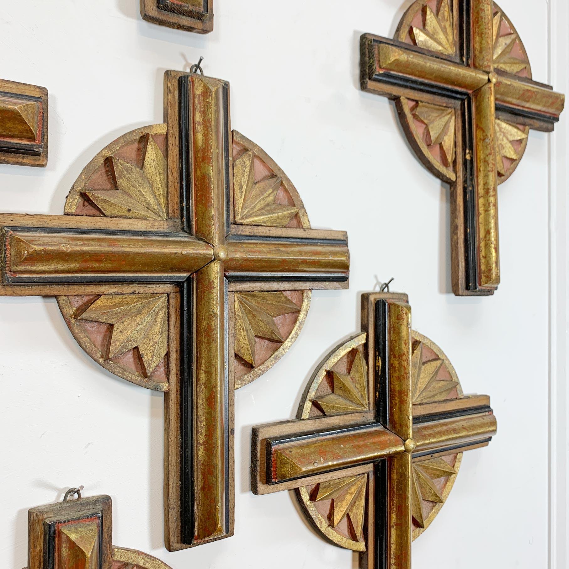 Goldene Holzkreuze der Church's aus dem frühen 20. Jahrhundert, Satz von 11 Stück im Zustand „Gut“ im Angebot in Hastings, GB