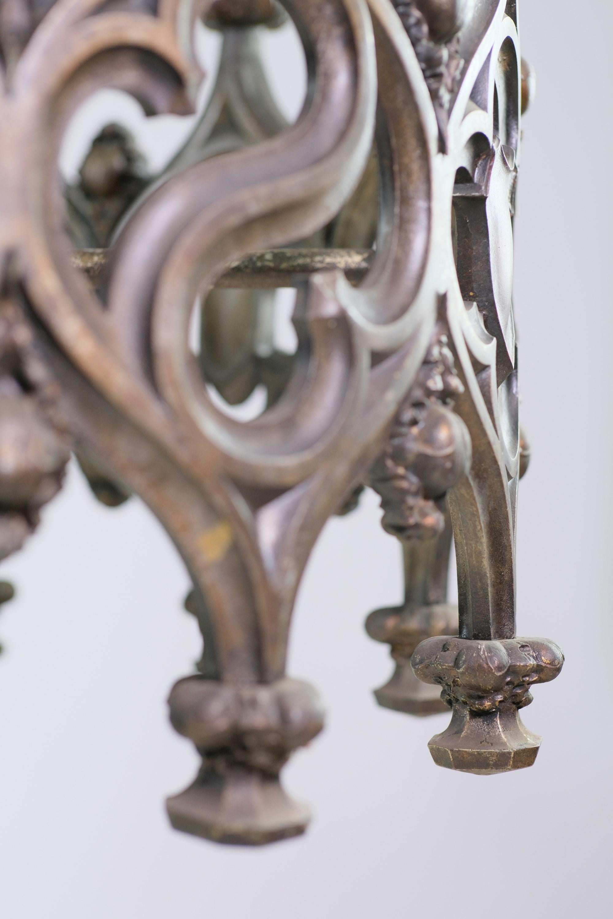 20ième siècle Lustre gothique à 12 bras en bronze de l'Union Theological Seminary NYC  en vente