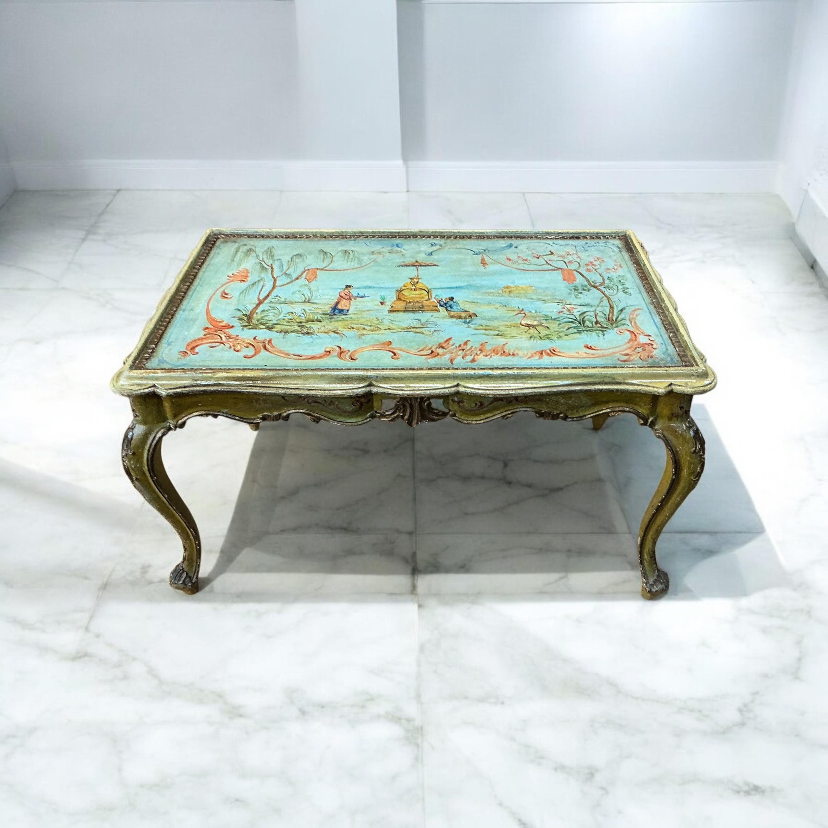 Dies ist ein schöner venezianischer Couchtisch aus dem frühen zwanzigsten Jahrhundert mit einer handgemalten Chinoiserie-Szene. Die Bemalung ist in einer für antike venezianische Stücke typischen Weise beschädigt, aber der Charme ist intakt.