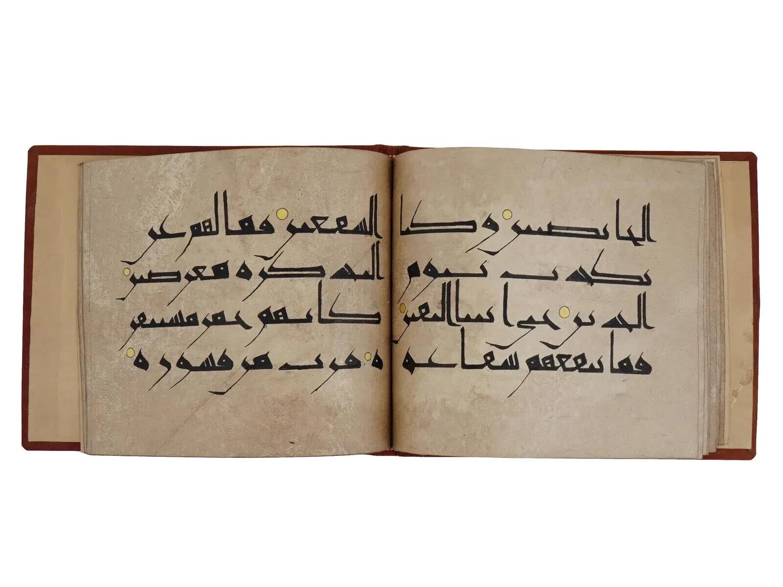 Manuscrit de sourates du Coran écrites à la main en écriture coufique, de qualité muséale. Vers la première moitié du 20e siècle. Livres religieux et spécimens de bibliothèque pour collectionneurs.
Dimensions : 7 1/4 x 8 5/8 in. Toutes les mesures
