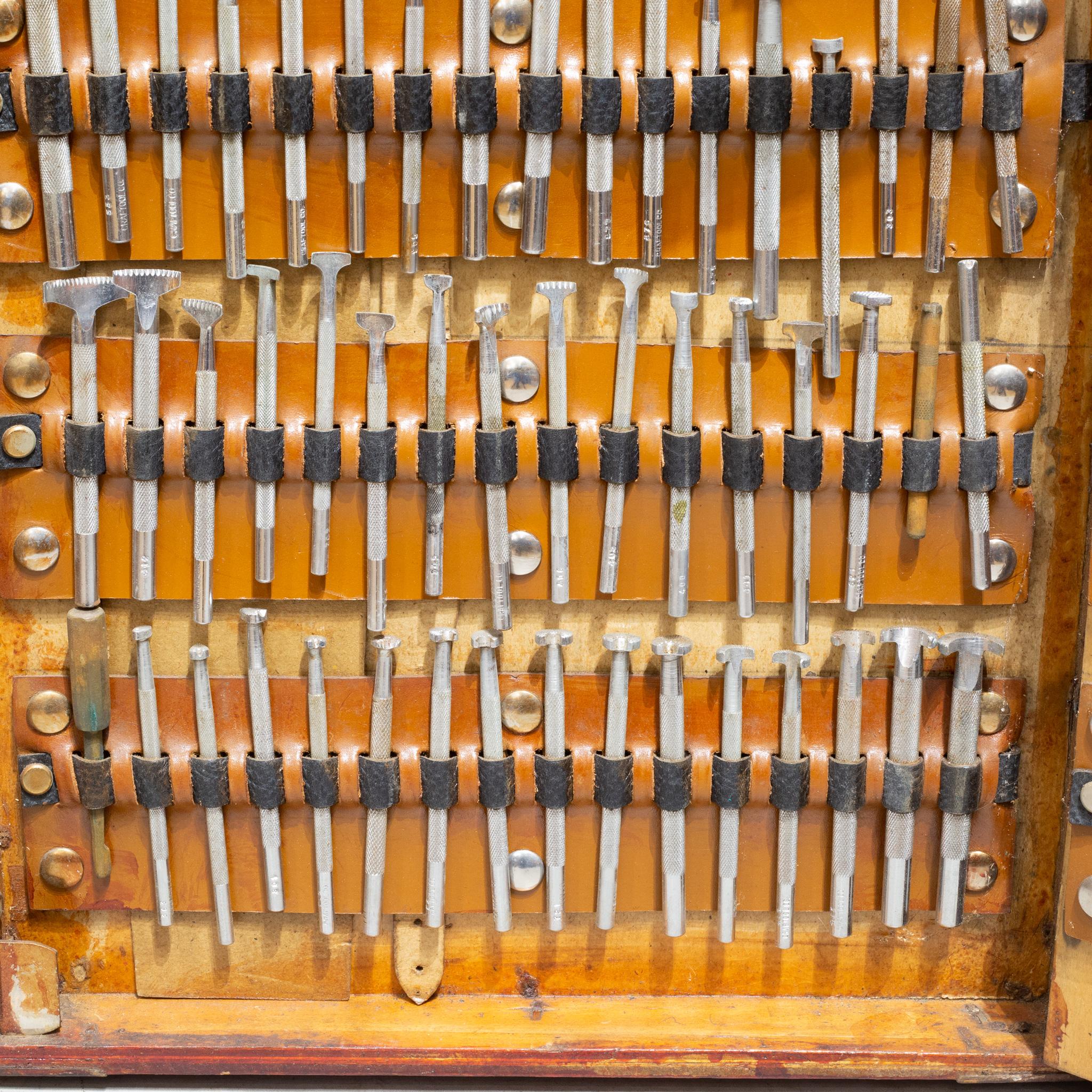 Coffre à outils de sellier portable fait main au début du 20e C., C. 1945 2
