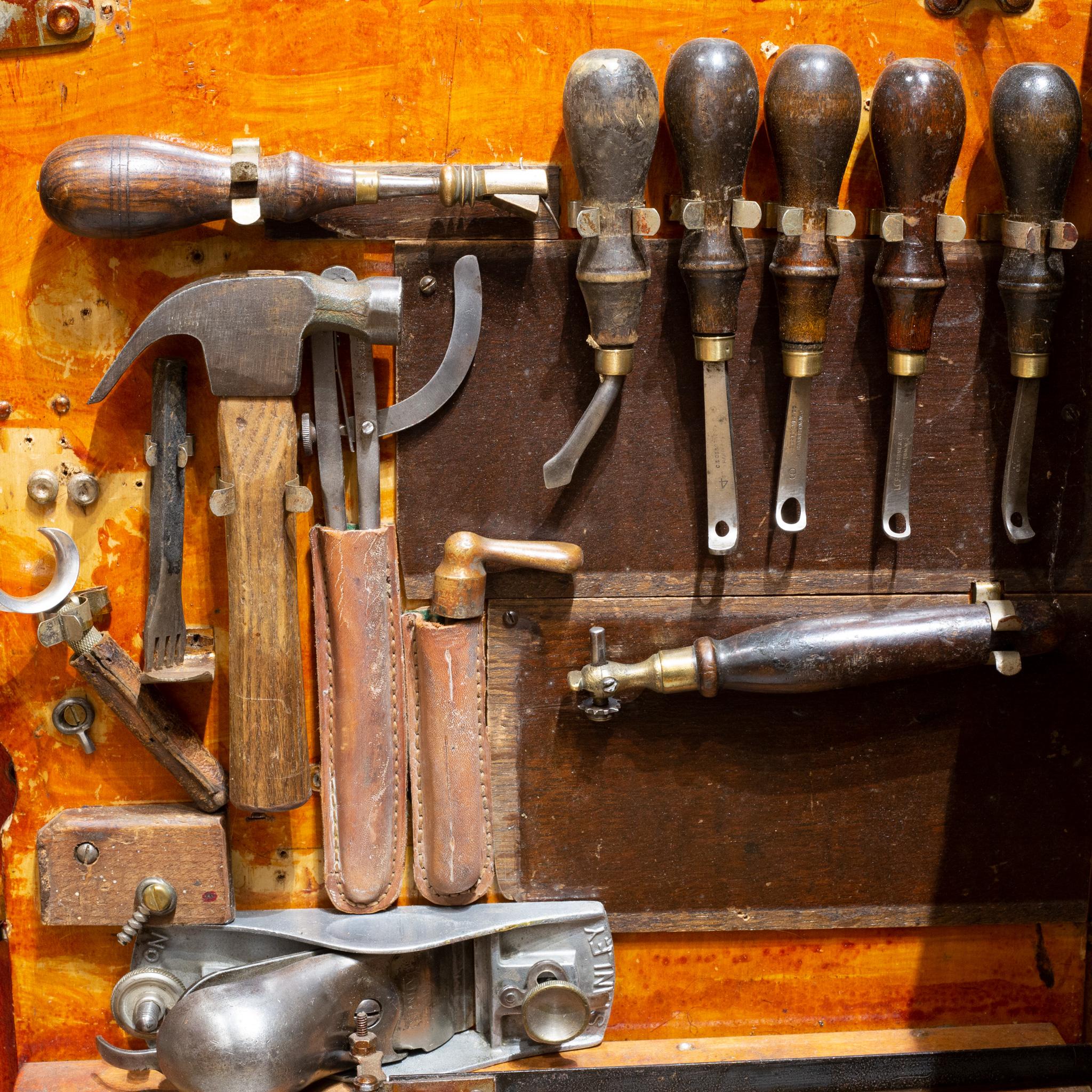 Coffre à outils de sellier portable fait main au début du 20e C., C. 1945 Bon état à San Francisco, CA