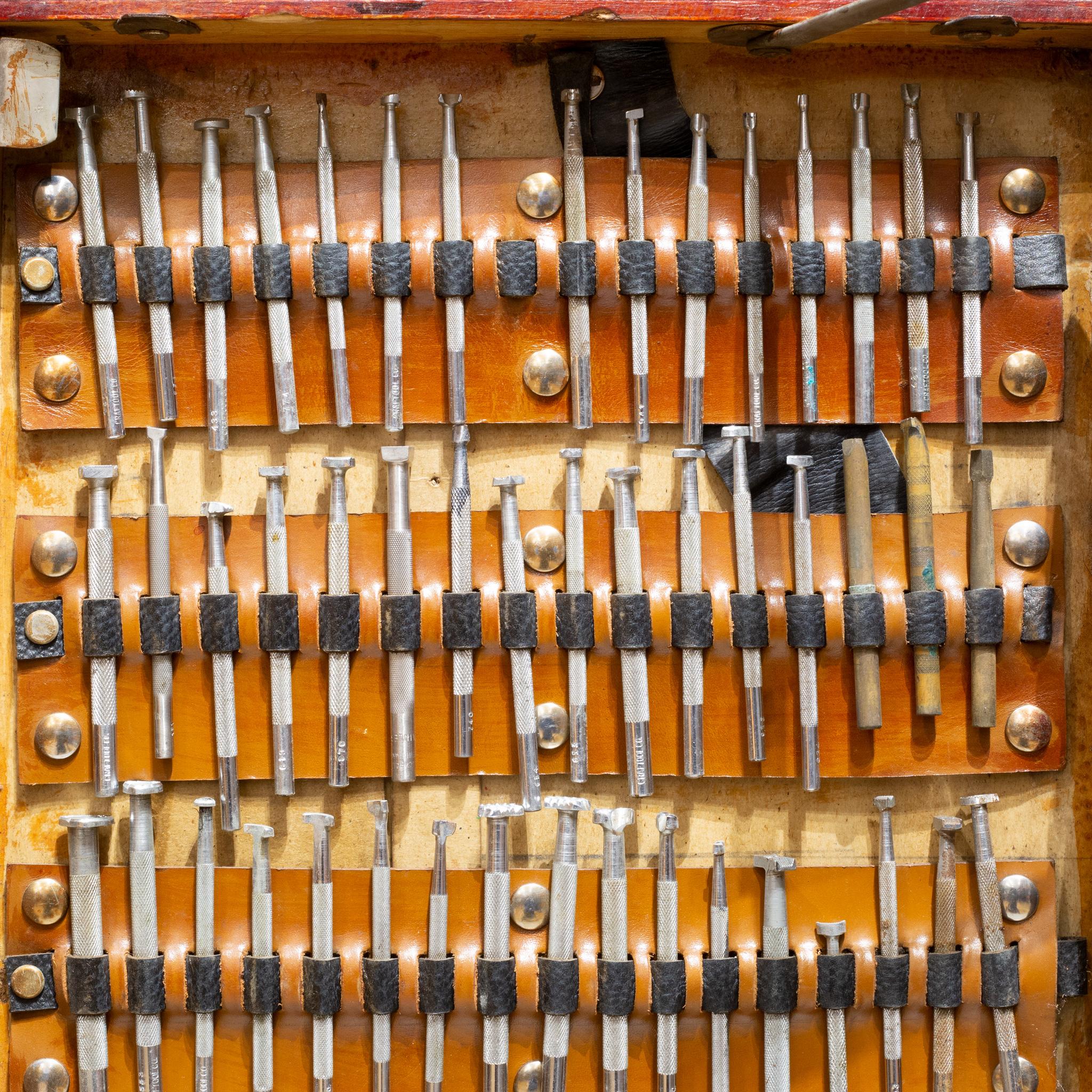 Coffre à outils de sellier portable fait main au début du 20e C., C. 1945 1