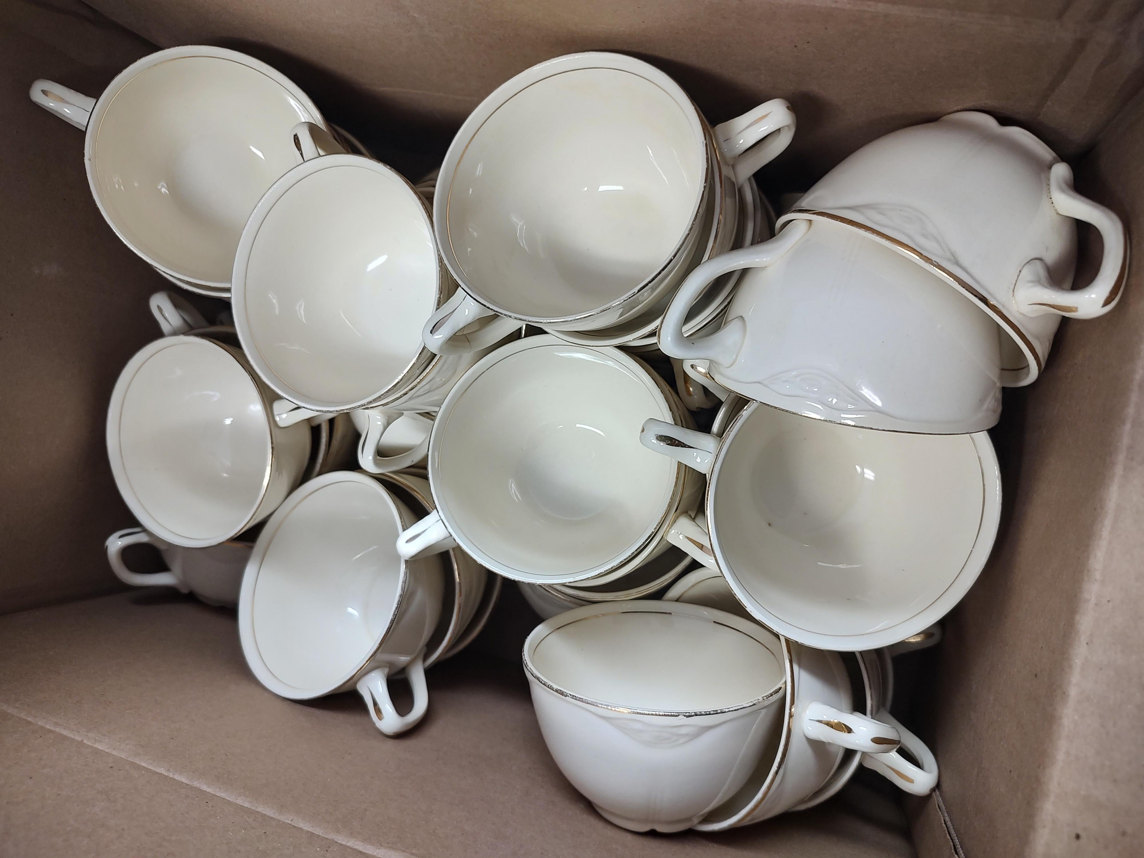 Early 20th C Huge Lot of Dinnerware by Homer Laughlin & Frederick Rhead 480 Pcs In Good Condition For Sale In Port Jervis, NY