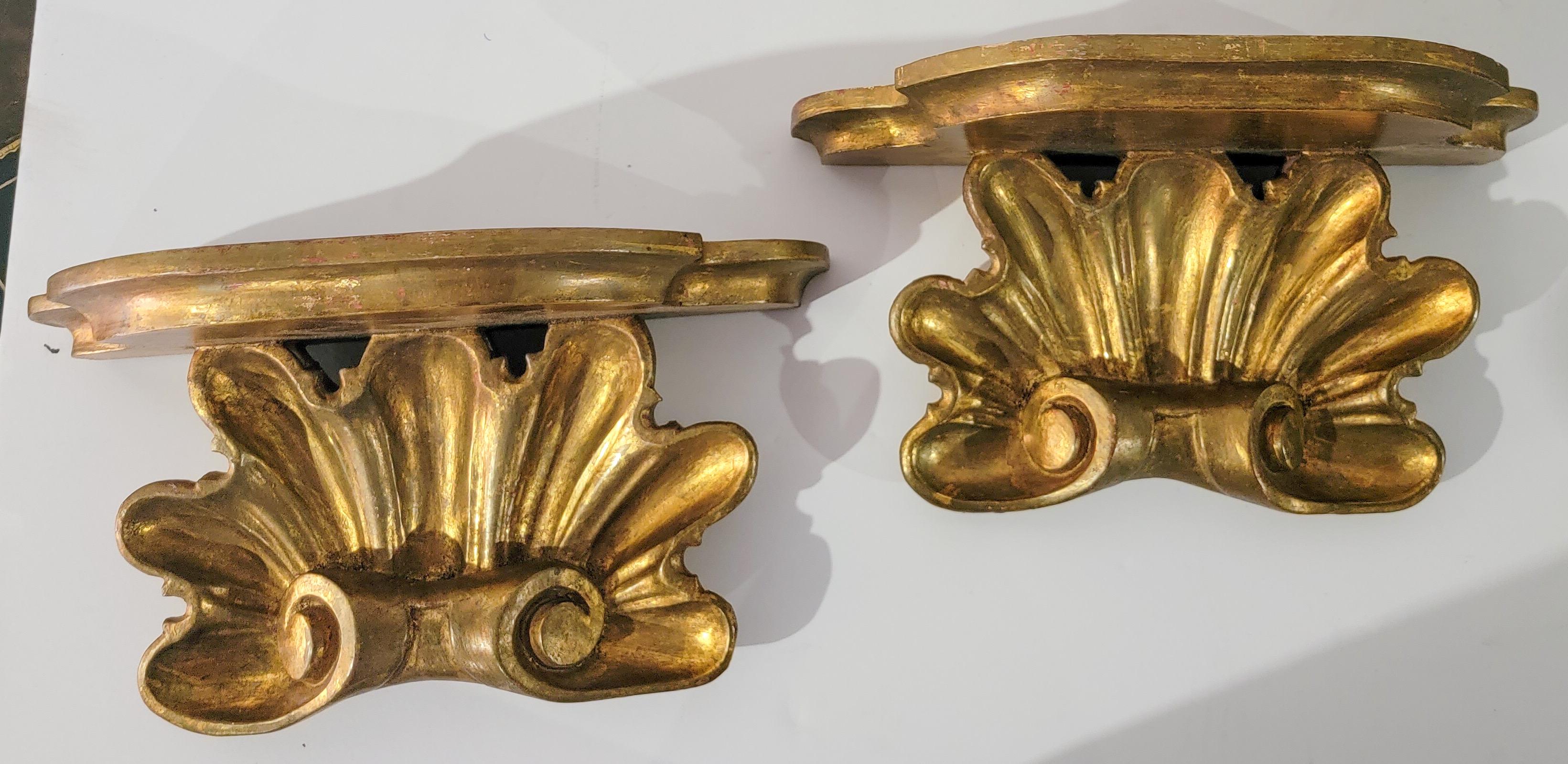 Il s'agit d'une paire de supports muraux de style Rococo en bois doré sculpté italien en forme de coquille. Ils sont très beaux ! Usure appropriée à l'âge avec une patine merveilleuse !
