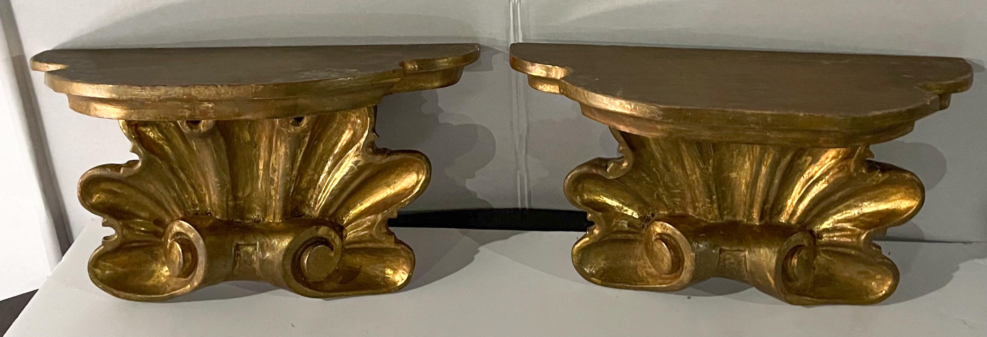 Début du 20e siècle. Paire de supports en bois doré sculpté italien de style rococo en forme de coquillage Bon état - En vente à Kennesaw, GA