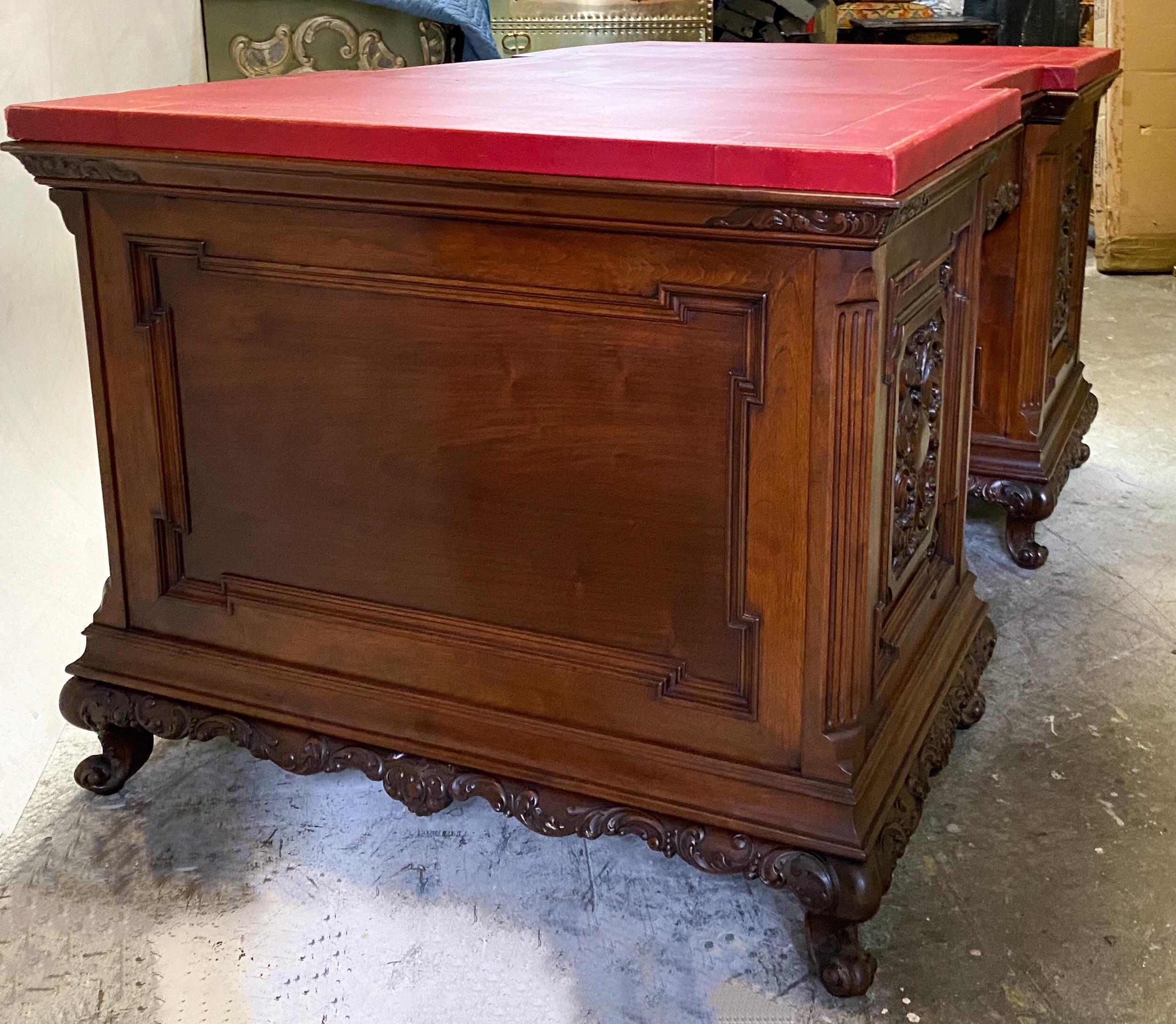 Early 20th Century Italian Carved Walnut Leather Top Desk In Good Condition In Kennesaw, GA