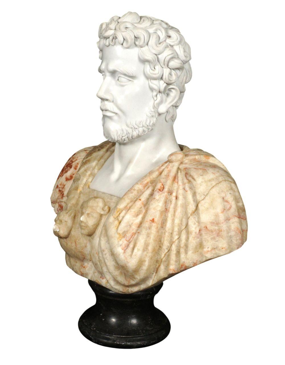 Eine beeindruckende mehrfarbige Marmorbüste des Aristoteles aus dem frühen 20. Jahrhundert, meisterhaft geschnitzt mit lebensechten Details und reichem klassischem Stil.
Diese monumentale Skulptur zeigt den legendären griechischen Philosophen mit