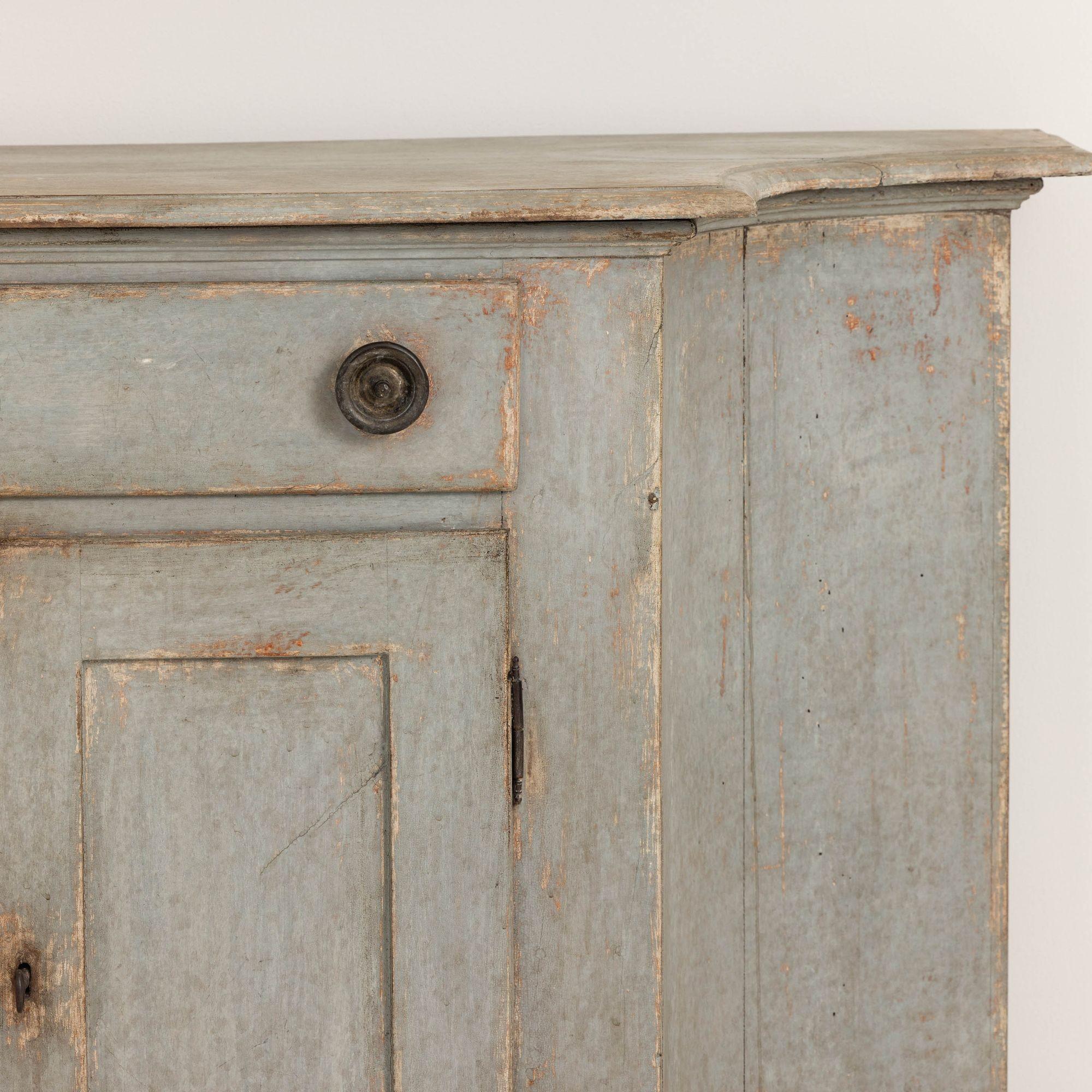 Early 20th c. Italian Blue - Gray Painted Serpentine Buffet For Sale 7
