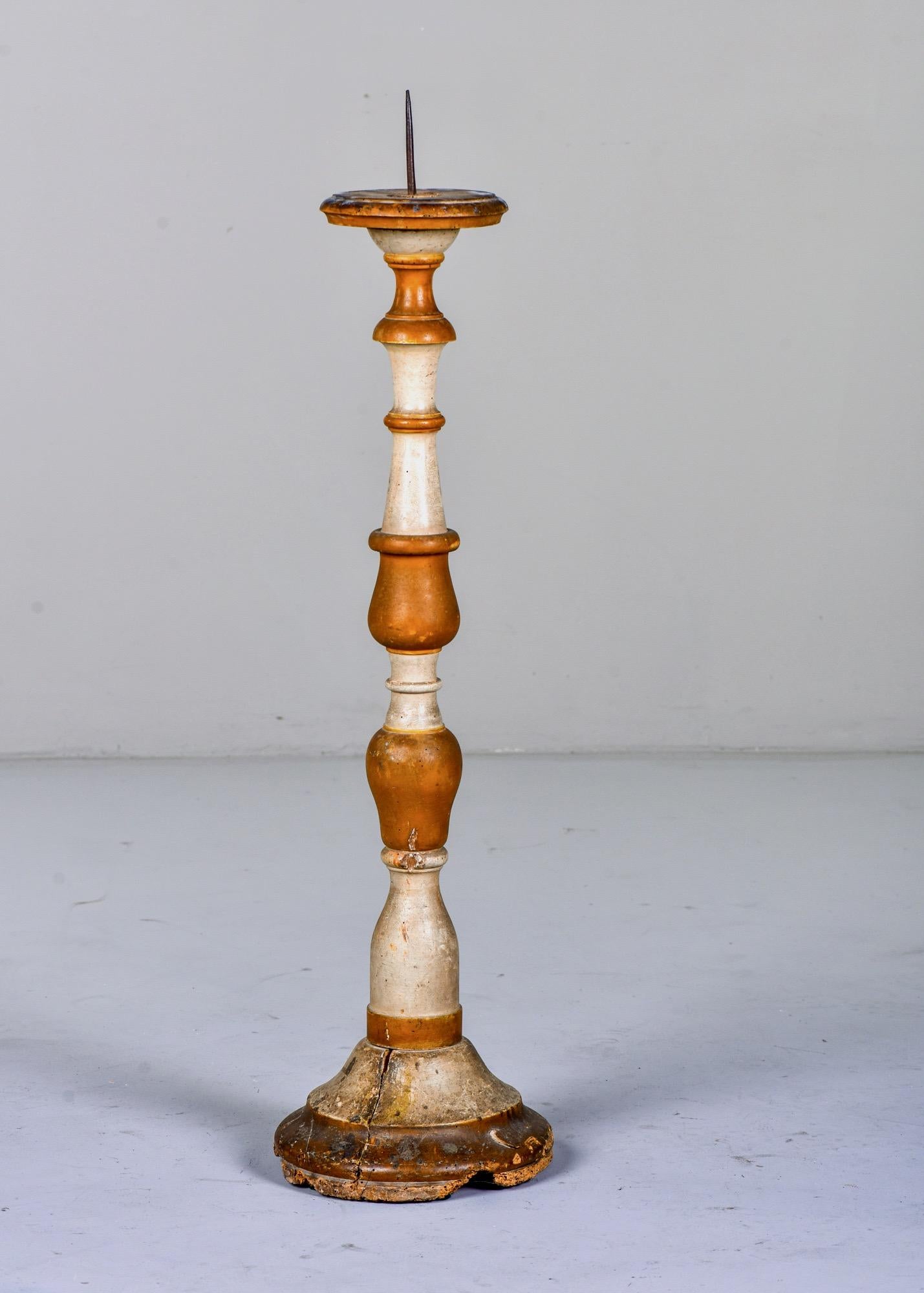 Bâton de piqueur italien en bois tourné avec une finition peinte de blanc antique et de brun doré clair, d'un mètre de haut, vers 1900. Deux disponibles. Vendu et tarifé individuellement.
 