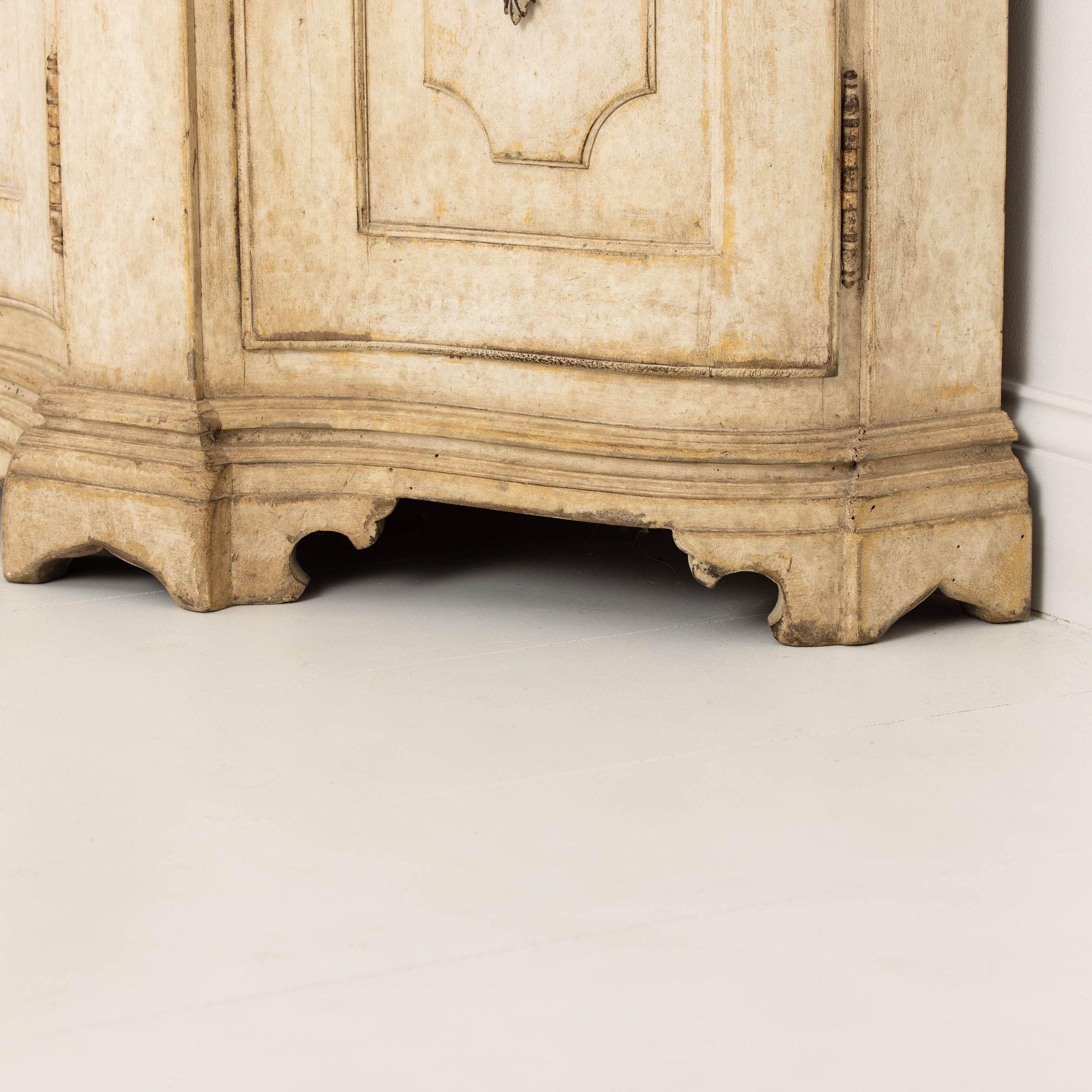 Inizio del XX secolo. Credenza italiana dipinta a forma di serpentina in vendita 8
